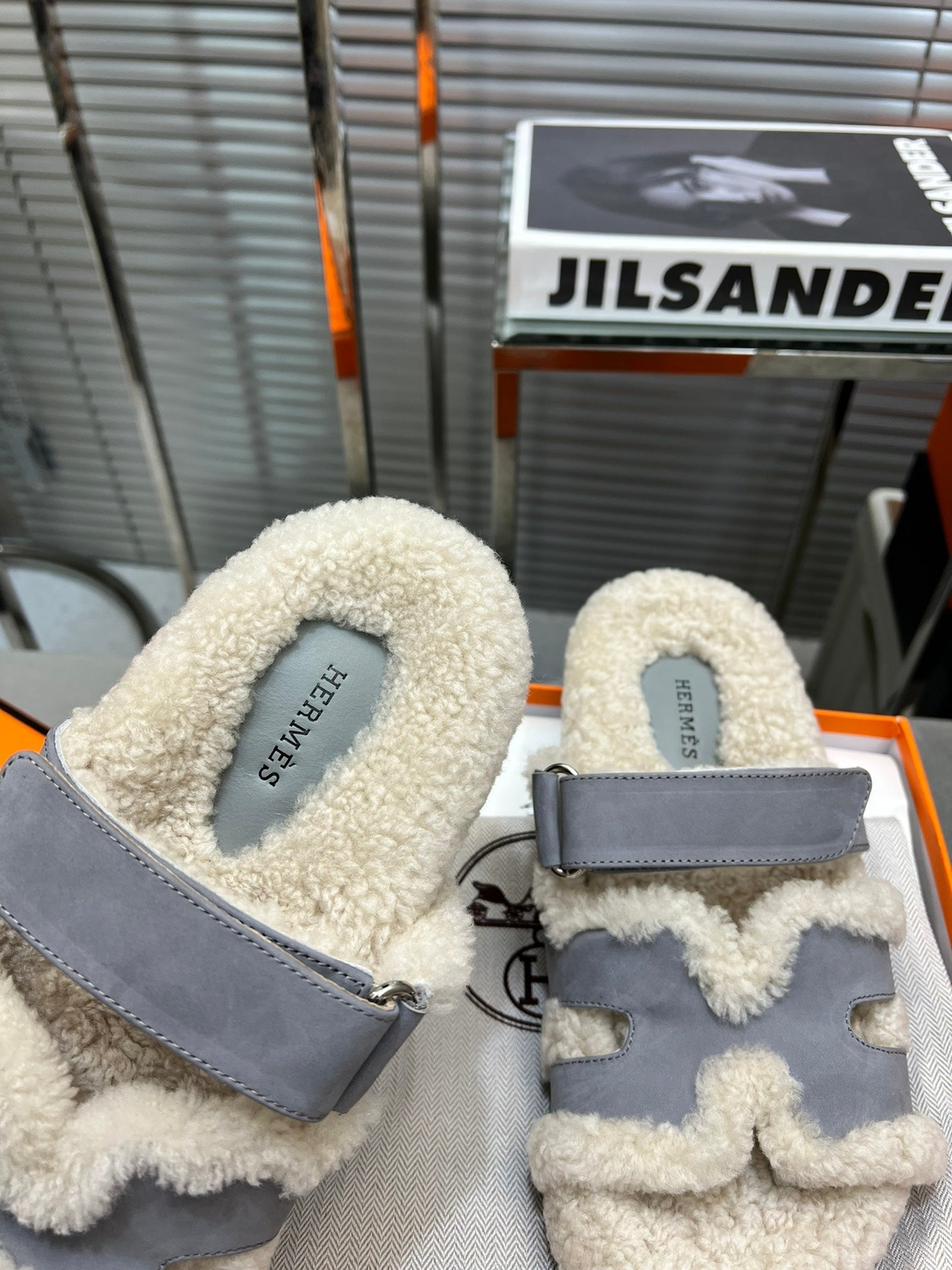 CHYPRE SLIPPERS IN BEIGE LAMB WOOL AND COOL GRAY SUEDE、mysite、Cacoeks