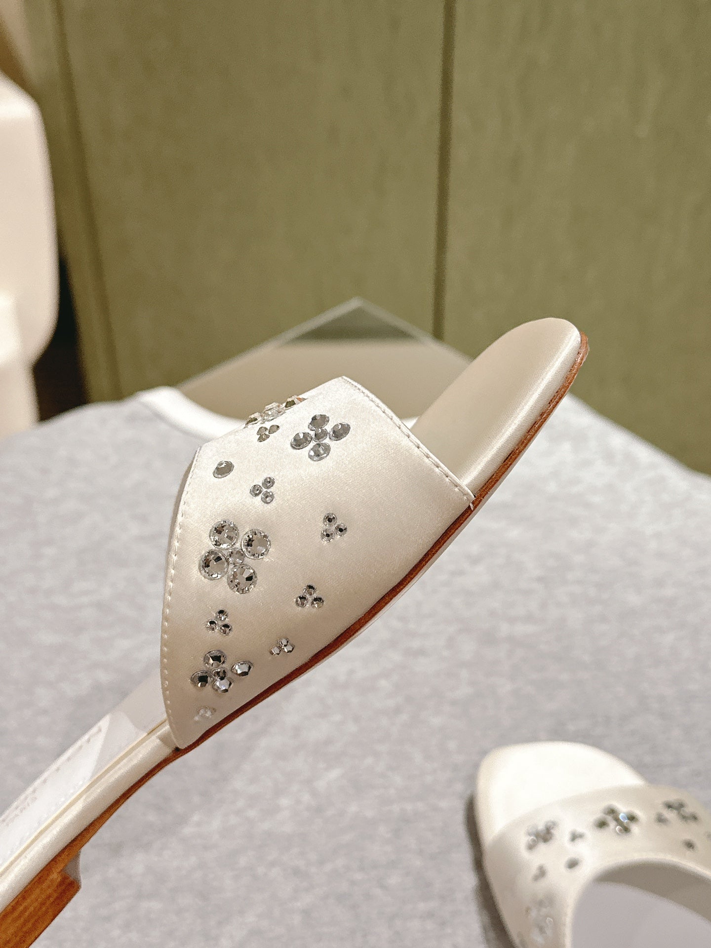 LV WOMEN FLAT MULE IN WHITE SATIN WITH RHINESTONE、mysite、Cacoeks