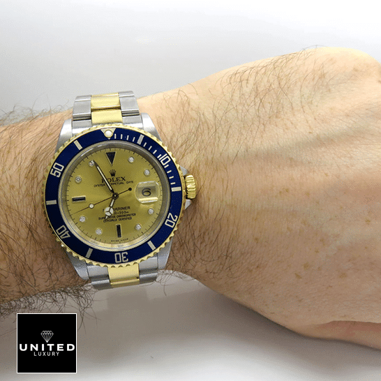 Rolex Submariner 16613 Yellow Gold Dial Blue Bezel Replica on his arm