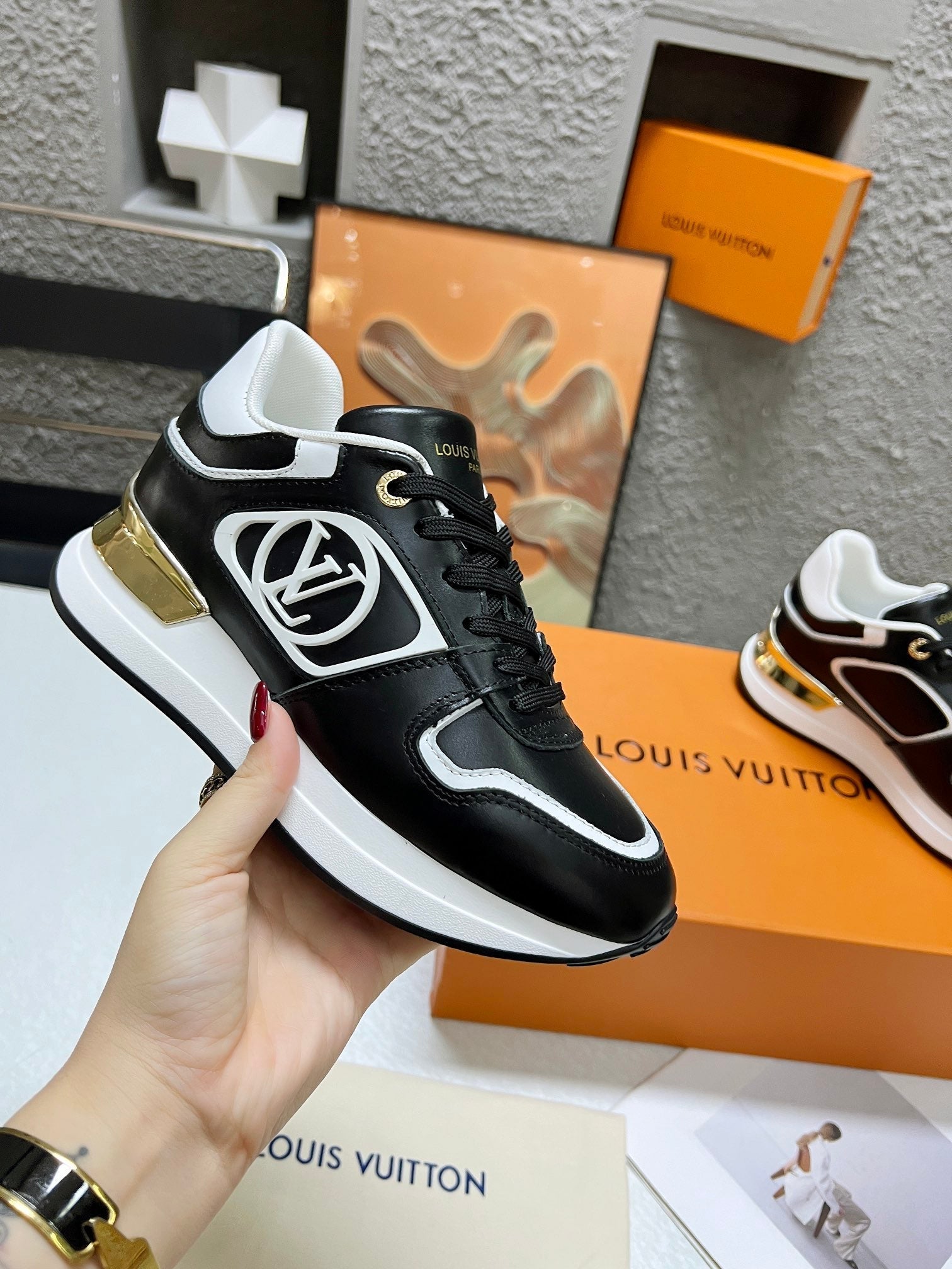 LV WOMEN SNEAKER IN BLACK CALFSKIN、mysite、Cacoeks