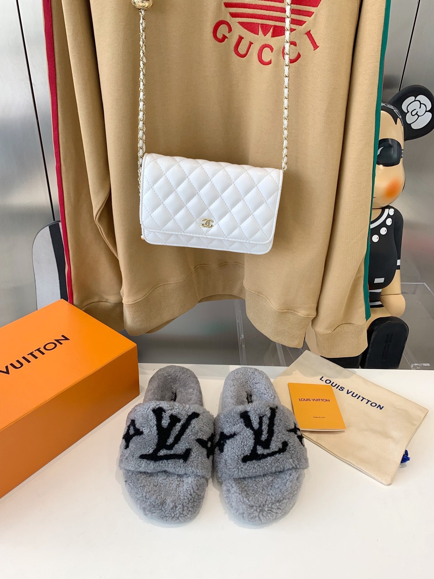 LV WOMEN'S PASEO FLAT SLIPPER IN GREY FLEECE WITH BLACK LOGO、mysite、Cacoeks