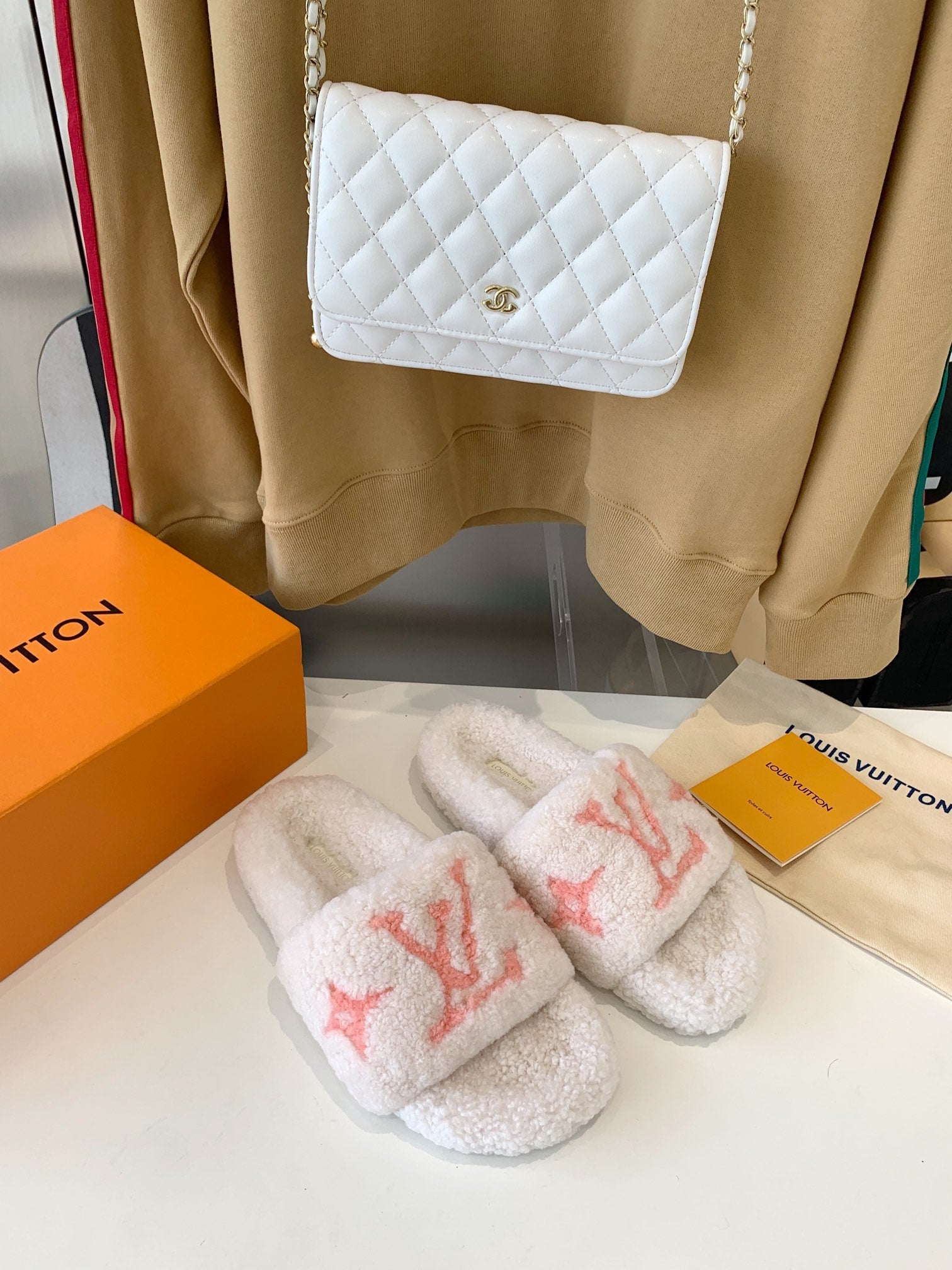 LV WOMEN'S PASEO FLAT SLIPPER IN WHITE FLEECE WITH LIGHT PINK LOGO、mysite、Cacoeks