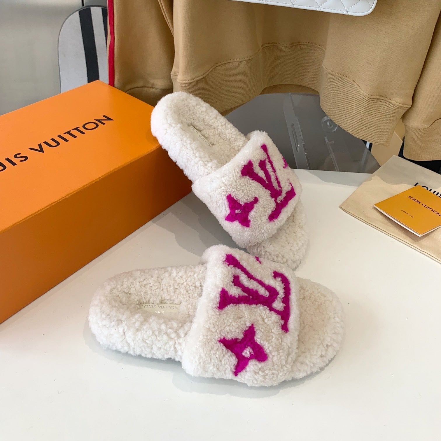 LV WOMEN'S PASEO FLAT SLIPPER IN WHITE FLEECE WITH PINK LOGO、mysite、Cacoeks
