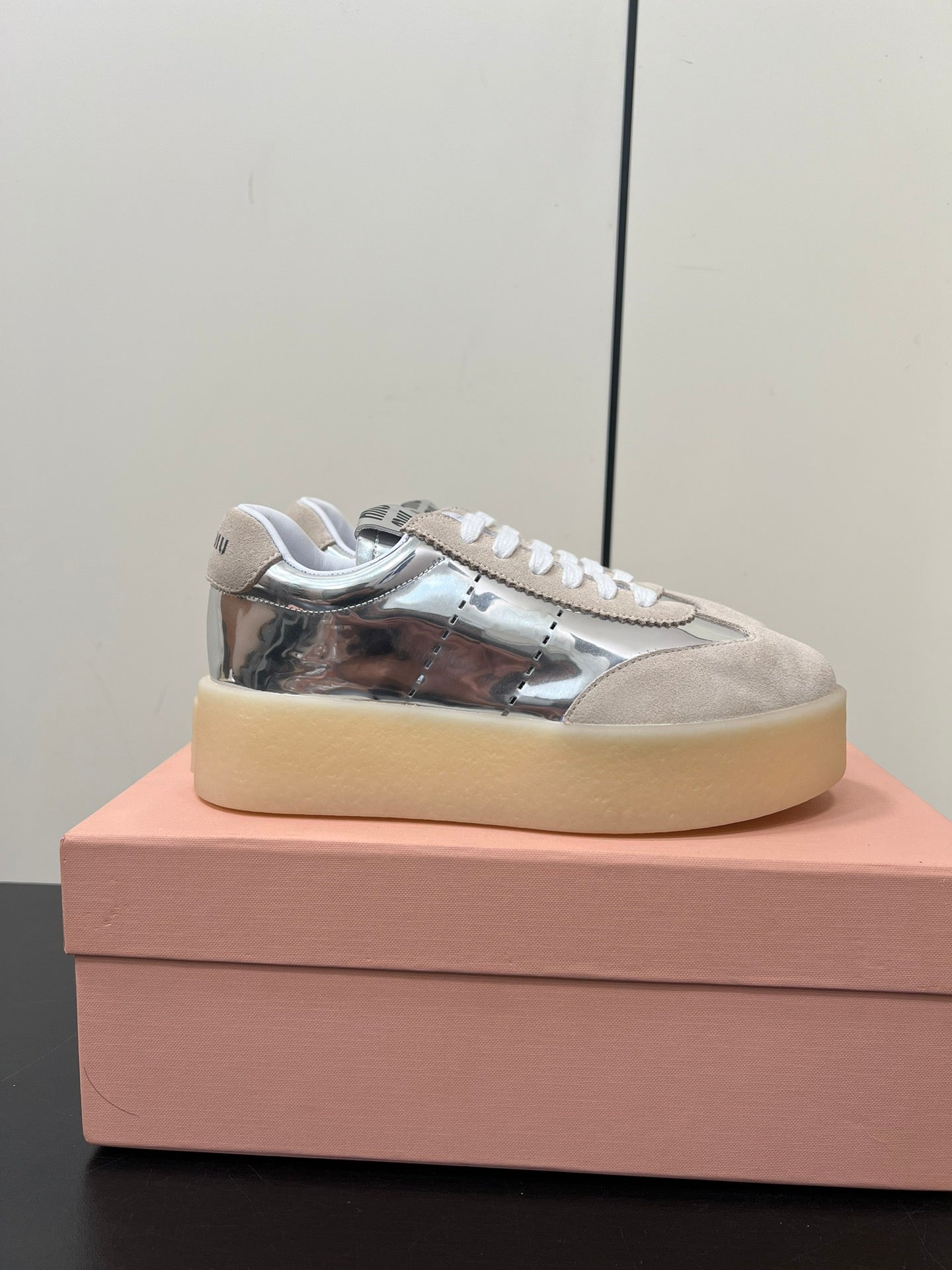 THICK-SOLED RETRO SNEAKERS IN SILVER METALLIC LAMBSKIN AND BEIGE SUEDE、mysite、Cacoeks