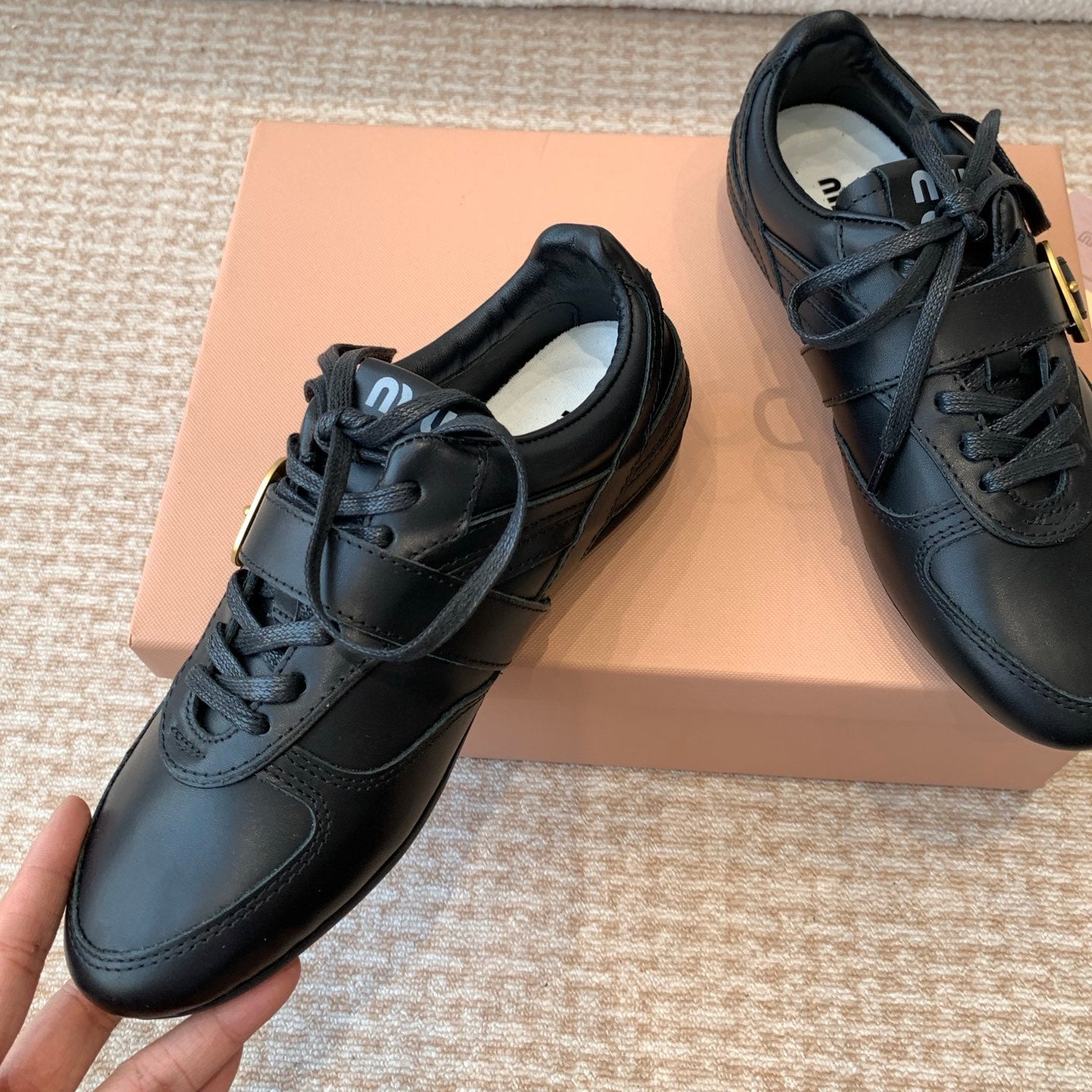 GYMNASIUM SNEAKER IN BLACK CALFSKIN WITH GOLD BUCKLED STRAP、mysite、Cacoeks