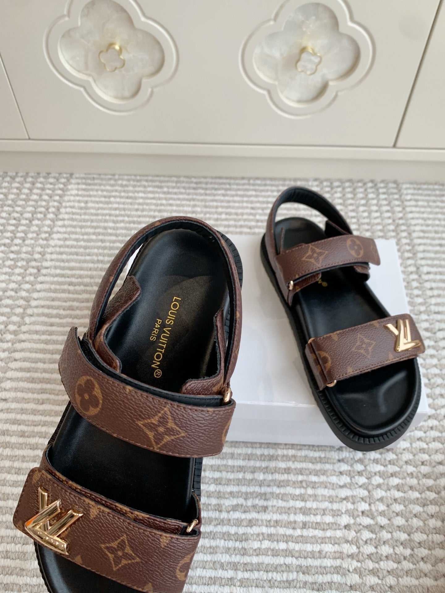 LV SANDALS 25S IN BROWN MIX BLACK CALFSKIN WITH GOLD HARDWARE、mysite、Cacoeks