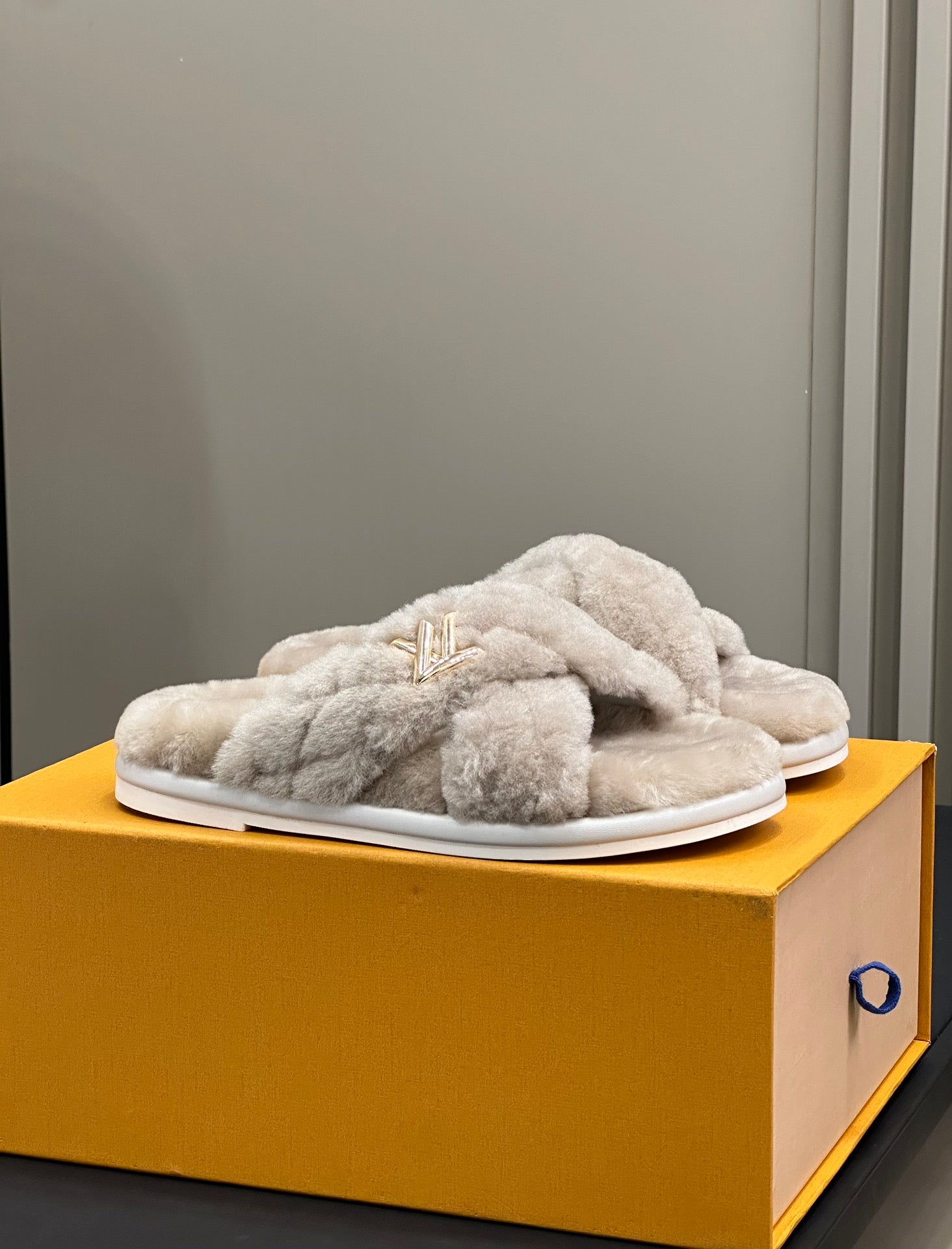 LV WOMEN'S SUNSET COMFORT FLAT MULE IN BEIGE FLEECE、mysite、Cacoeks