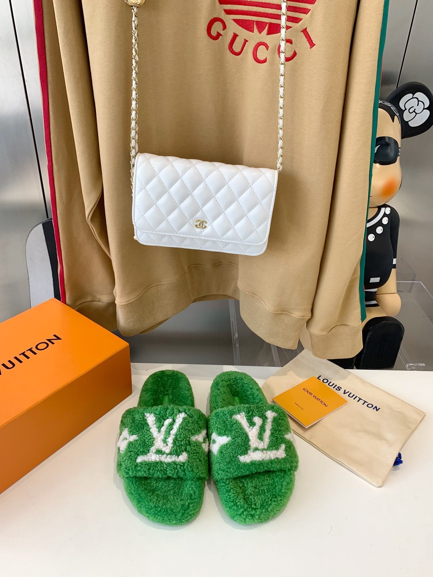 LV WOMEN'S PASEO FLAT SLIPPER IN GREEN FLEECE WITH WHITE LOGO、mysite、Cacoeks
