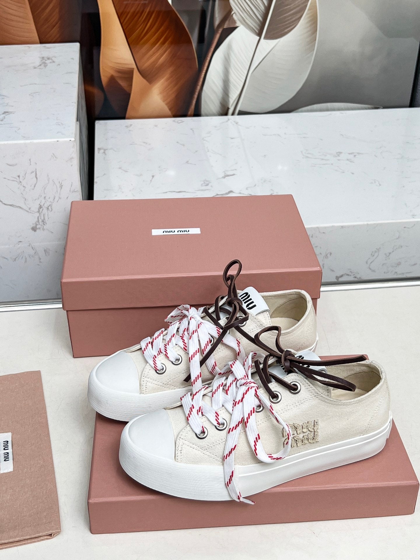 WASHED-DENIM SNEAKERS IN OFF WHITE CANVAS WITH BROWN AND STRIPED LACES、mysite、Cacoeks