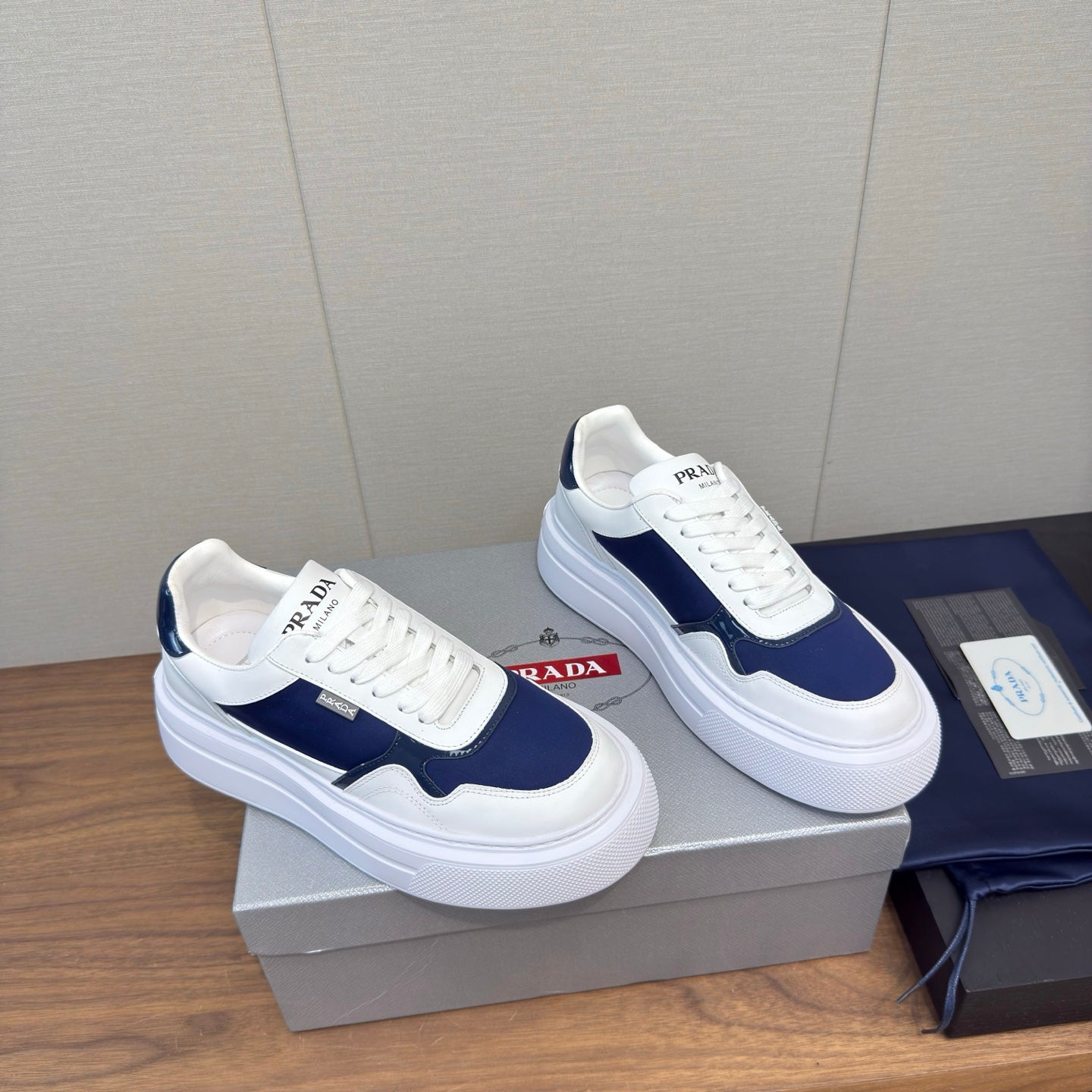 PRADA 25S DOWNTOWN BOLD SNEAKERS 45MM IN WHITE AND NAVY BLUE CALFSKIN、mysite、Cacoeks
