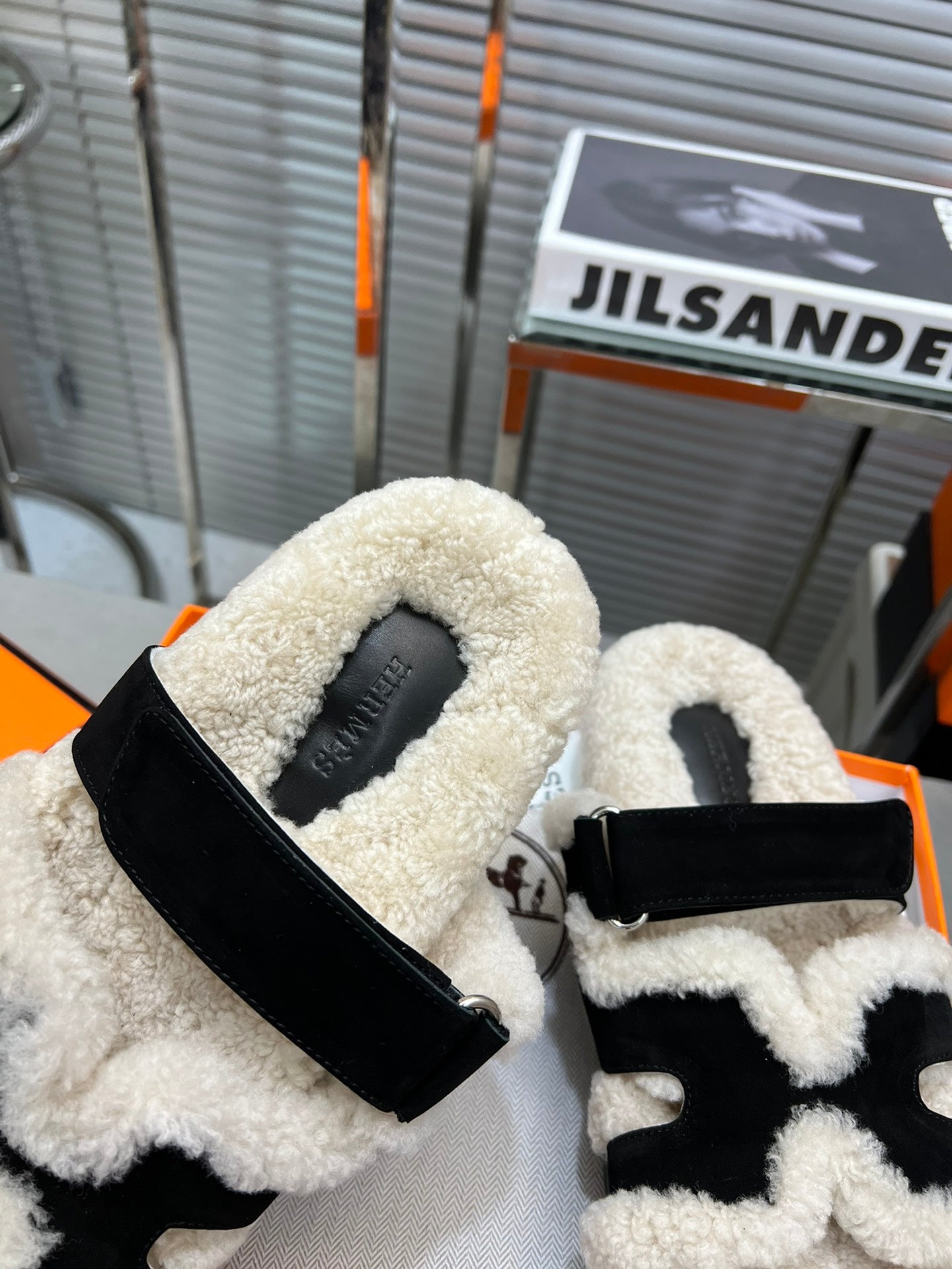 CHYPRE SLIPPERS IN BEIGE LAMB WOOL AND BLACK SUEDE、mysite、Cacoeks