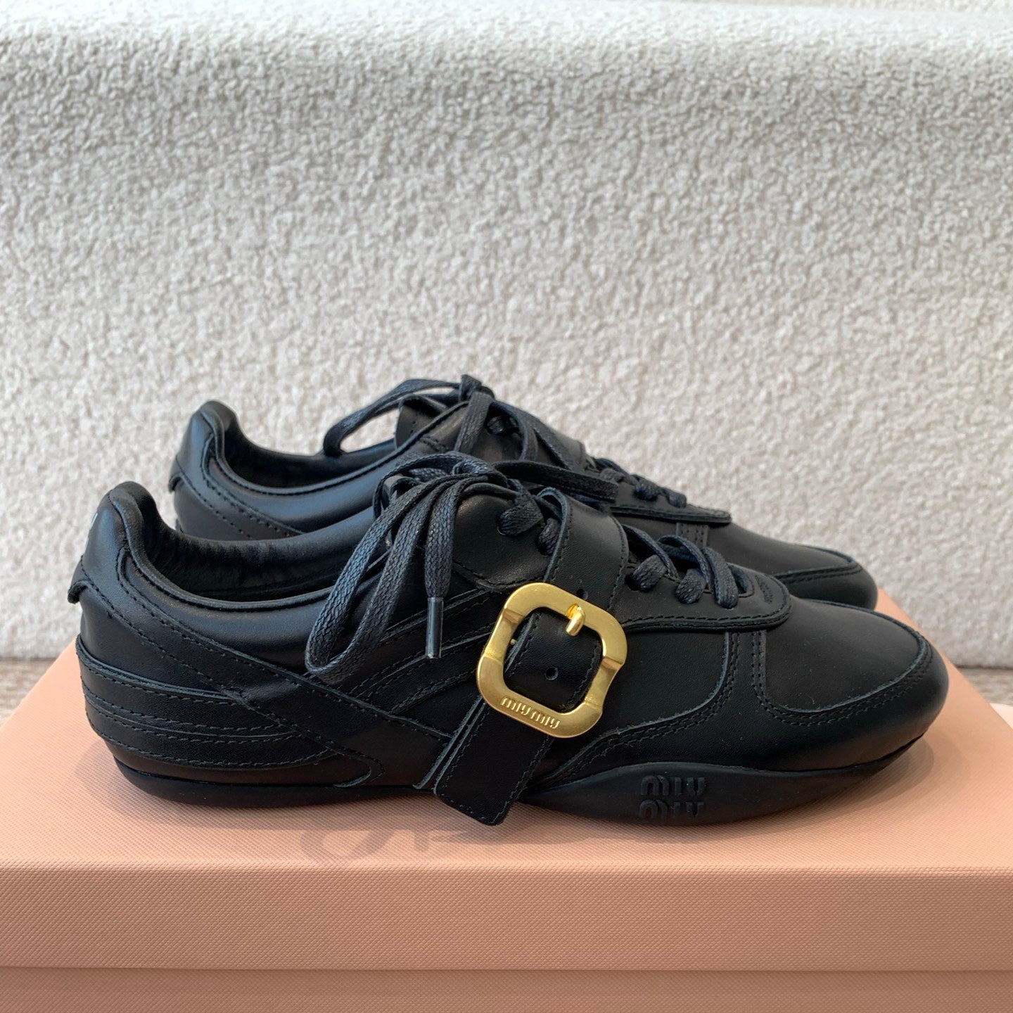 GYMNASIUM SNEAKER IN BLACK CALFSKIN WITH GOLD BUCKLED STRAP、mysite、Cacoeks