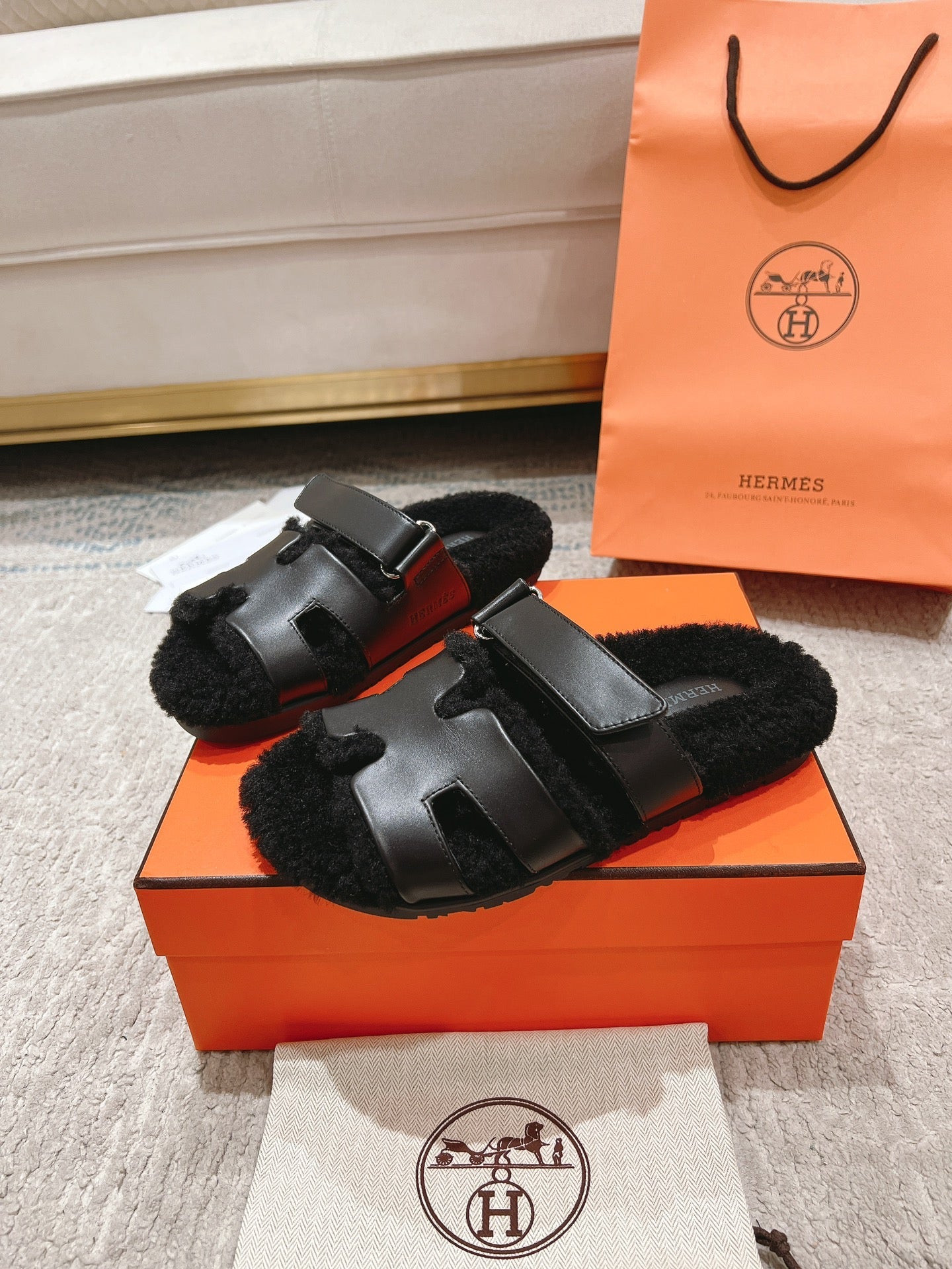 CHYPRE SANDAL IN BLACK SHEARLING AND CALFSKIN、mysite、Cacoeks