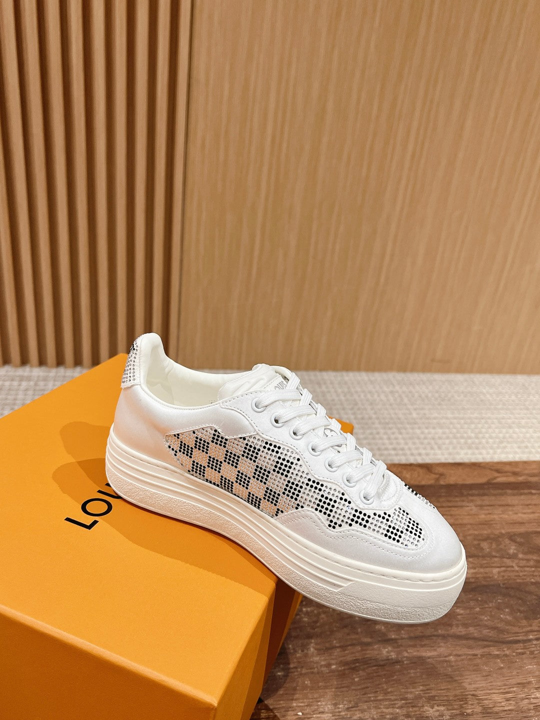 LV GROOVY SNEAKER IN WHITE DAMIER STRASS AND CALFSKIN、mysite、Cacoeks
