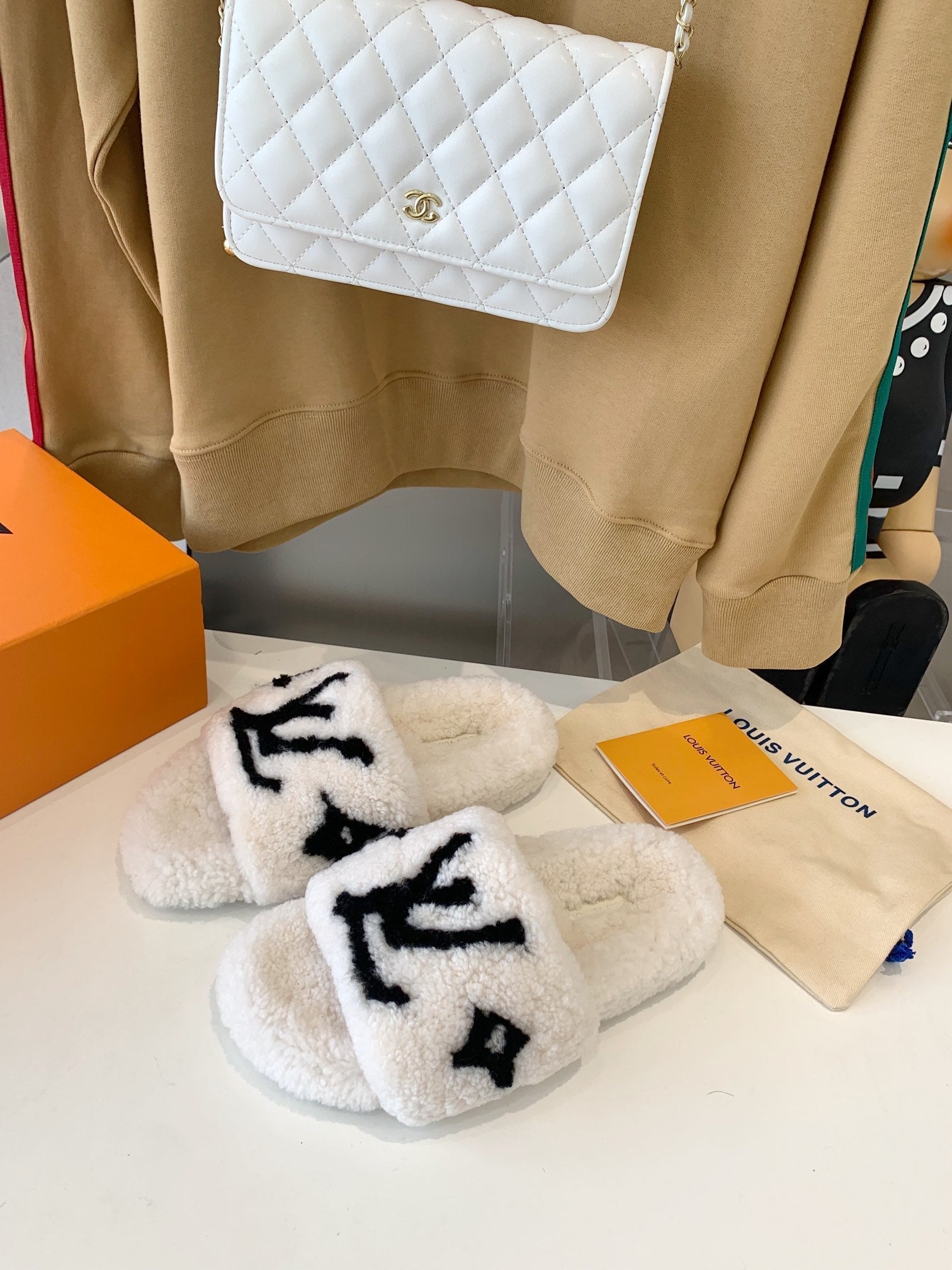 LV WOMEN'S PASEO FLAT SLIPPER IN WHITE FLEECE WITH BLACK LOGO、mysite、Cacoeks