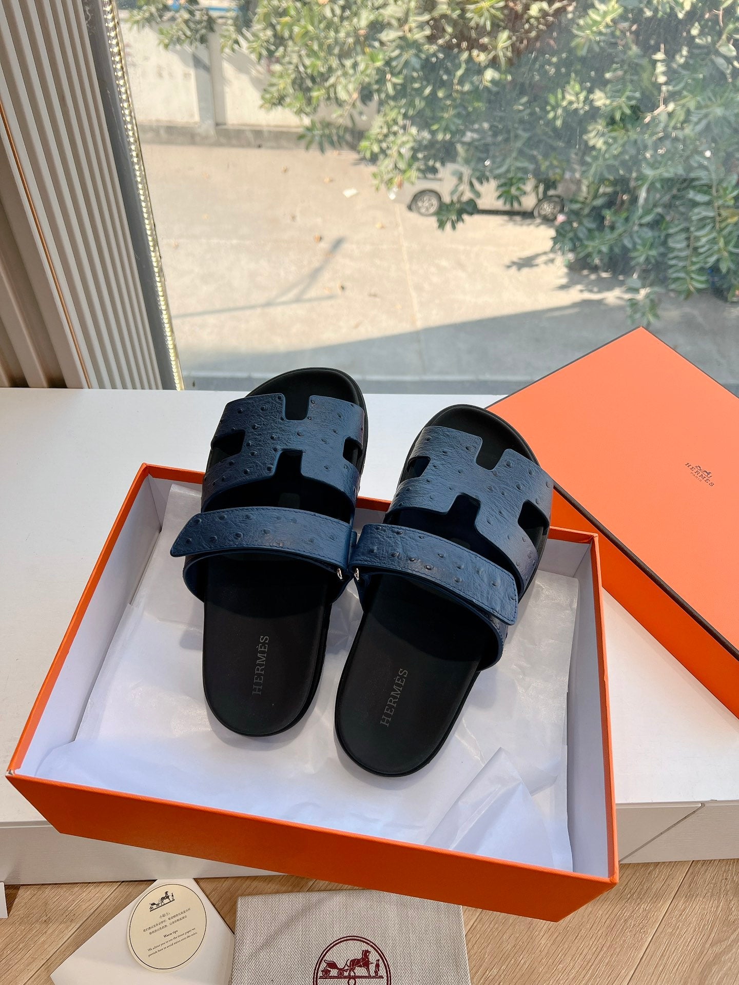 CHYPRE SANDAL IN BLACK GRAINED CALFSKIN、mysite、Cacoeks