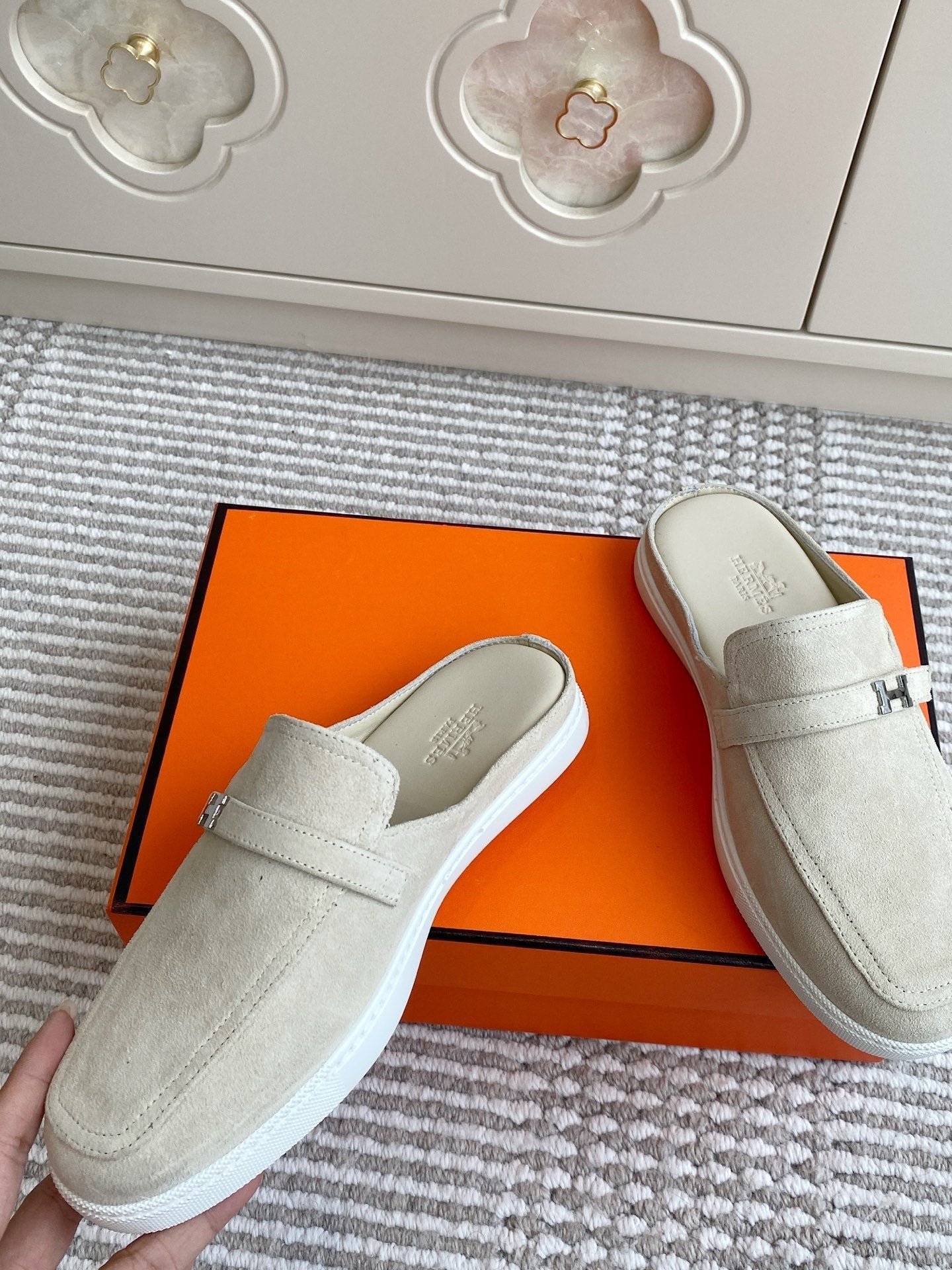 HM 25S MULES IN CREAM WHITE SUEDE WITH SILVER HARDWARE、mysite、Cacoeks