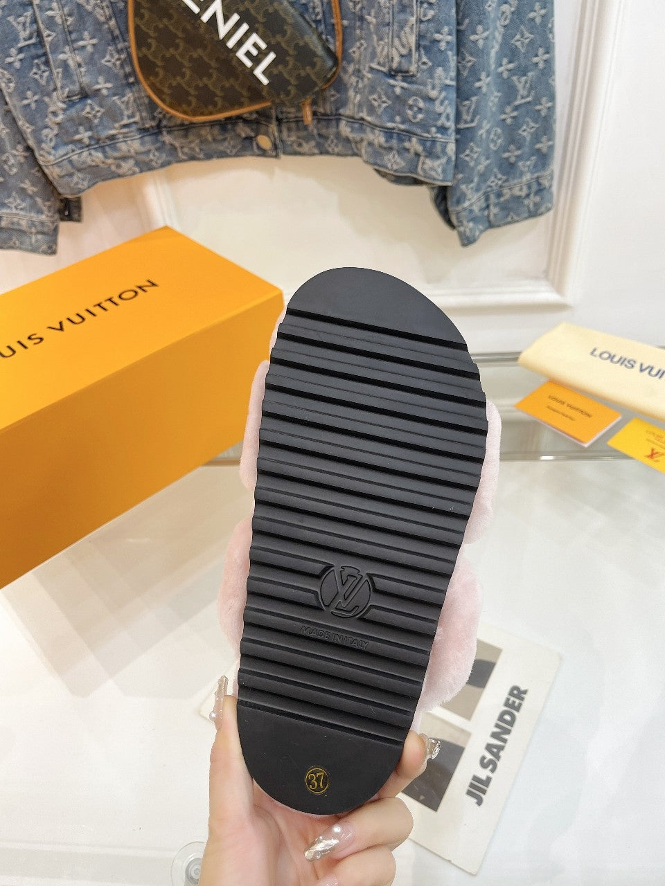 HALF MULE SLIPPERS IN LIGHT PINK FLEECE FEATURING METALLIC LOGO、mysite、Cacoeks