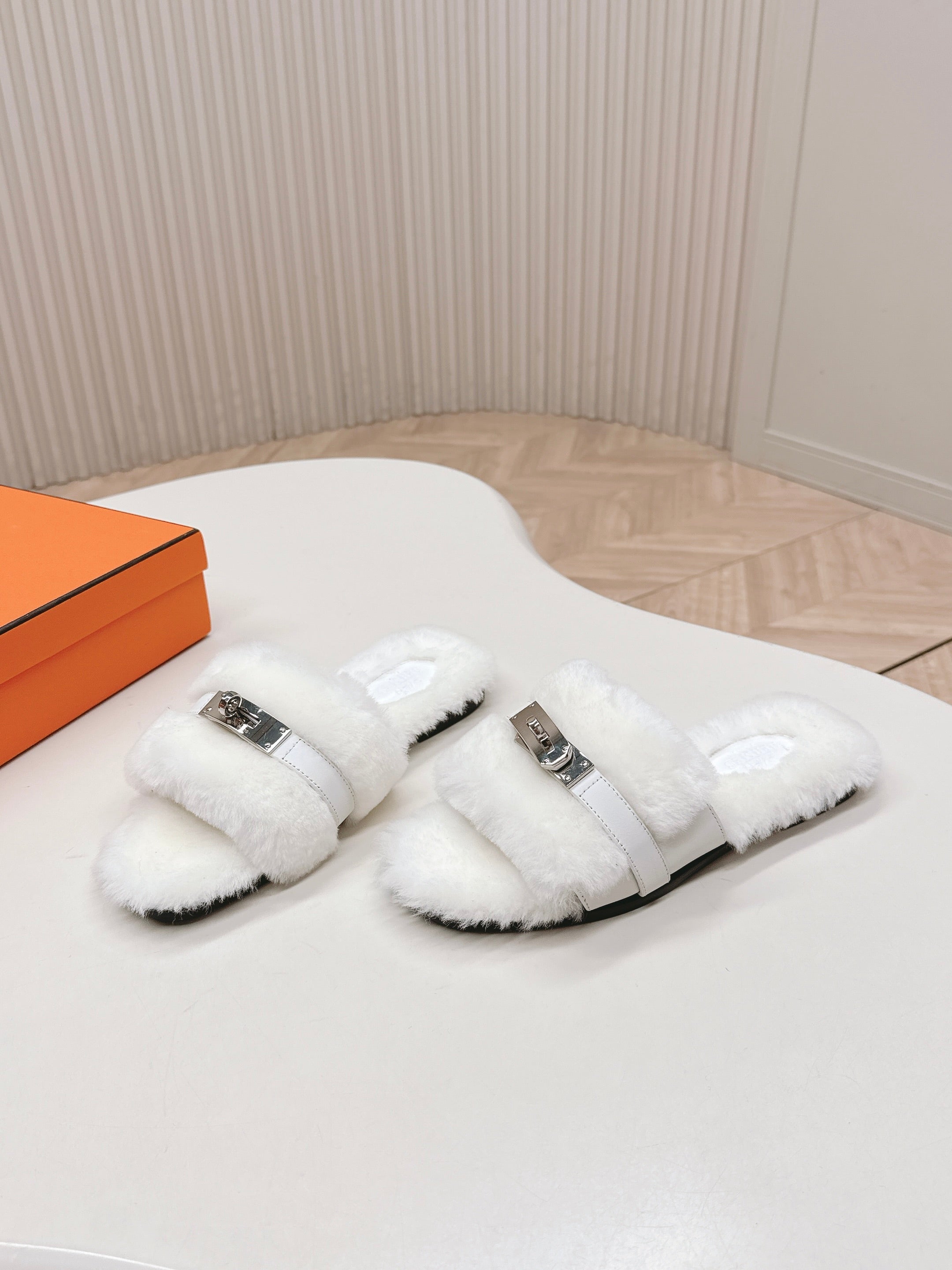 HM 25S ORAN SANDAL IN WHITE SHEARLING WITH SILVER HARDWARE、mysite、Cacoeks