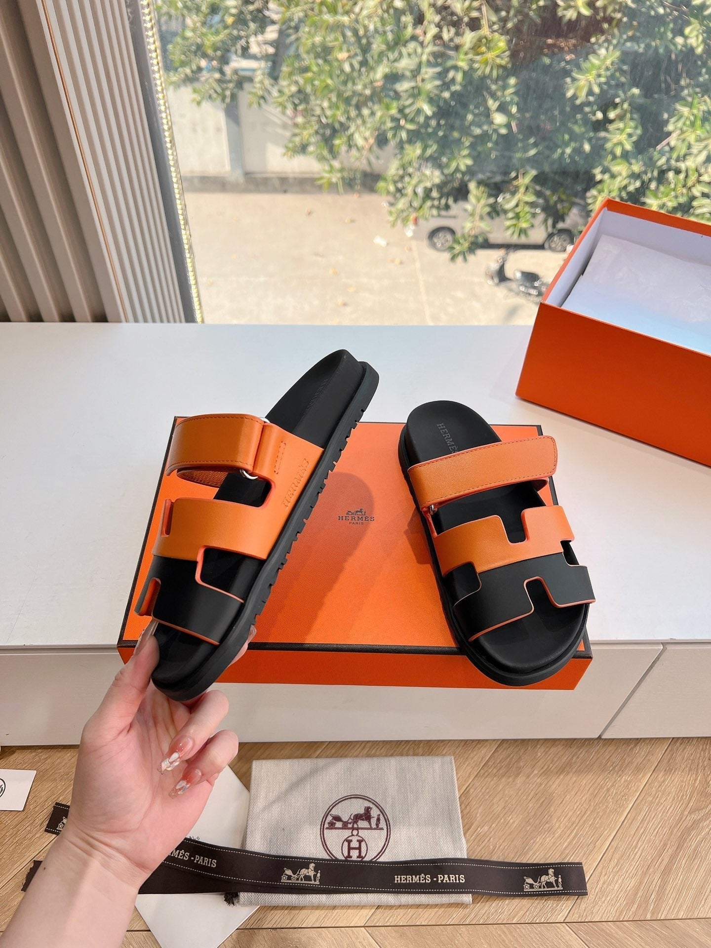 CHYPRE SANDAL IN VIVID ORANGE MIX BLACK CALFSKIN、mysite、Cacoeks