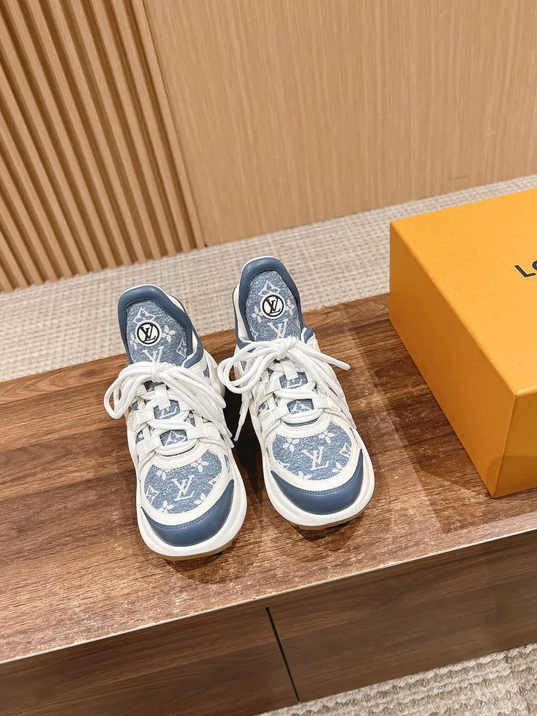 LV ARCHLIGHT SNEAKER IN WHITE MIX AEGEAN BLUE CALFSKIN AND MONOGRAM DENIM、mysite、Cacoeks