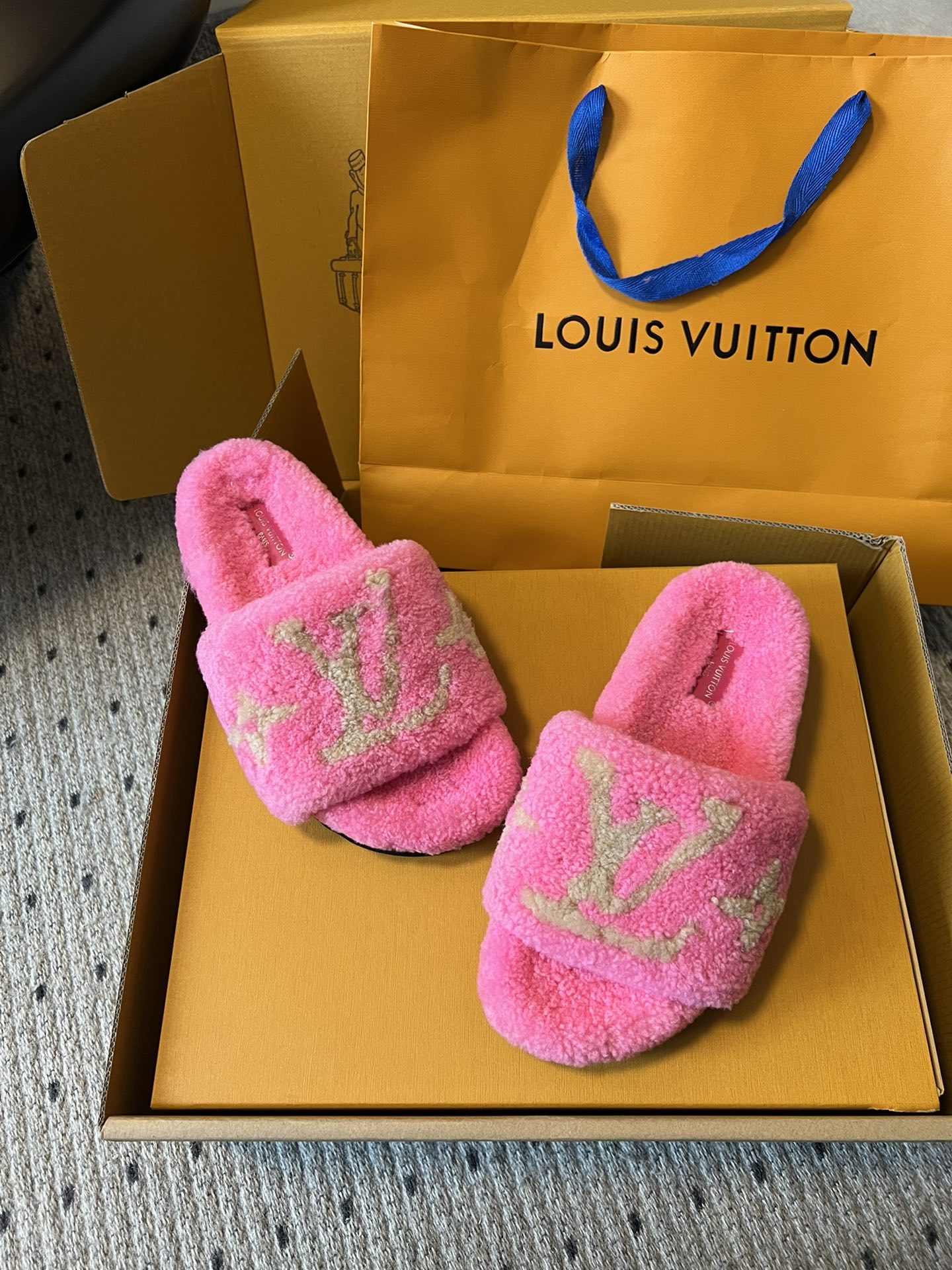SLIPPER IN BRIGHT PINK FLEECE WITH CAMEL BEIGE LOGO、mysite、Cacoeks