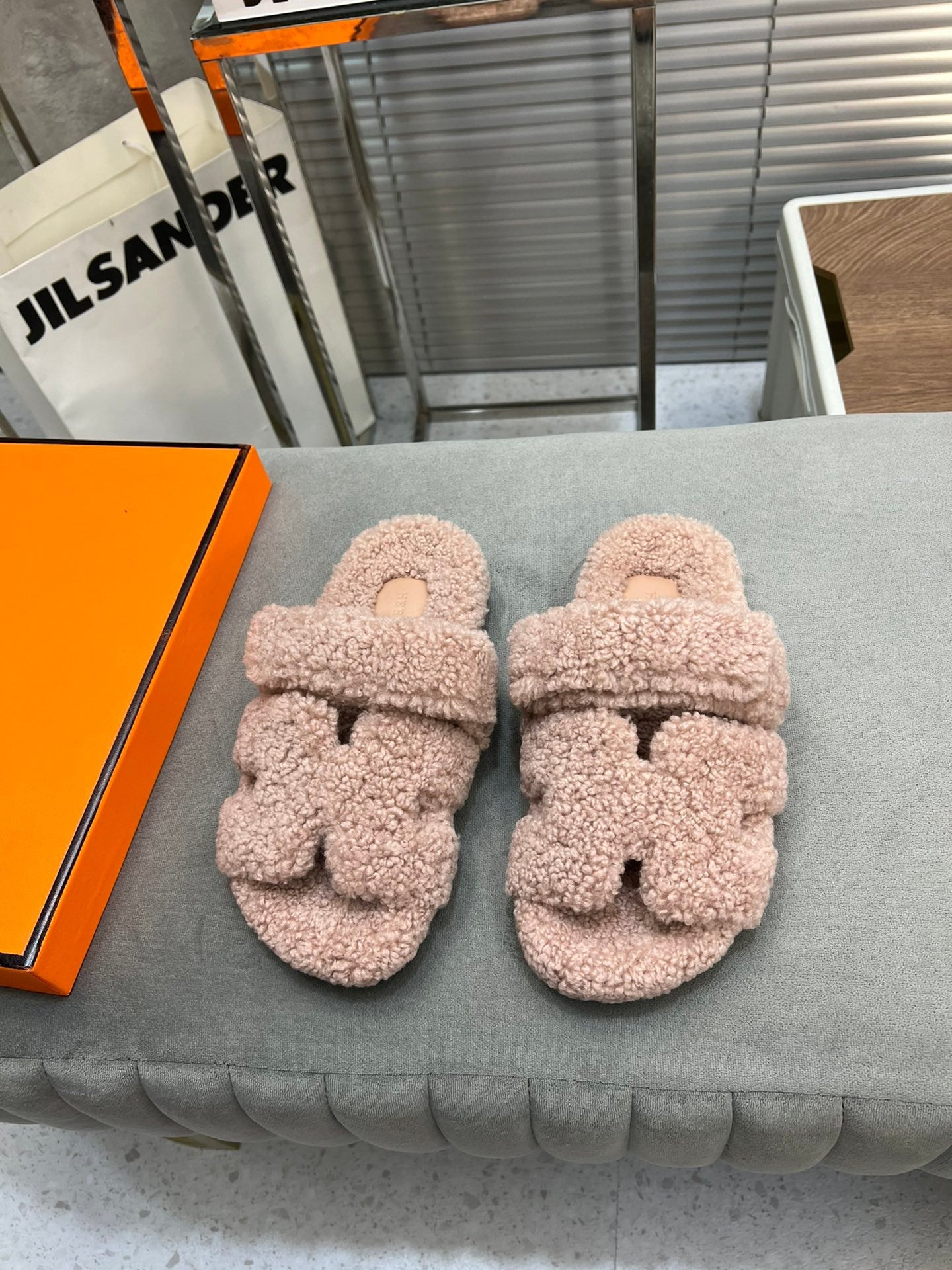 CHYPRE SLIPPERS IN ROSY BROWN LAMB WOOL、mysite、Cacoeks