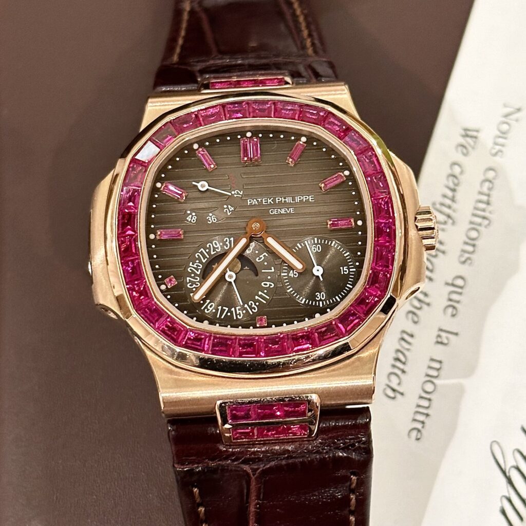 Đồng Hồ Patek Philippe Nautilus 5724 Bọc Vàng Độ Đá Ruby Đỏ 40mm (1)