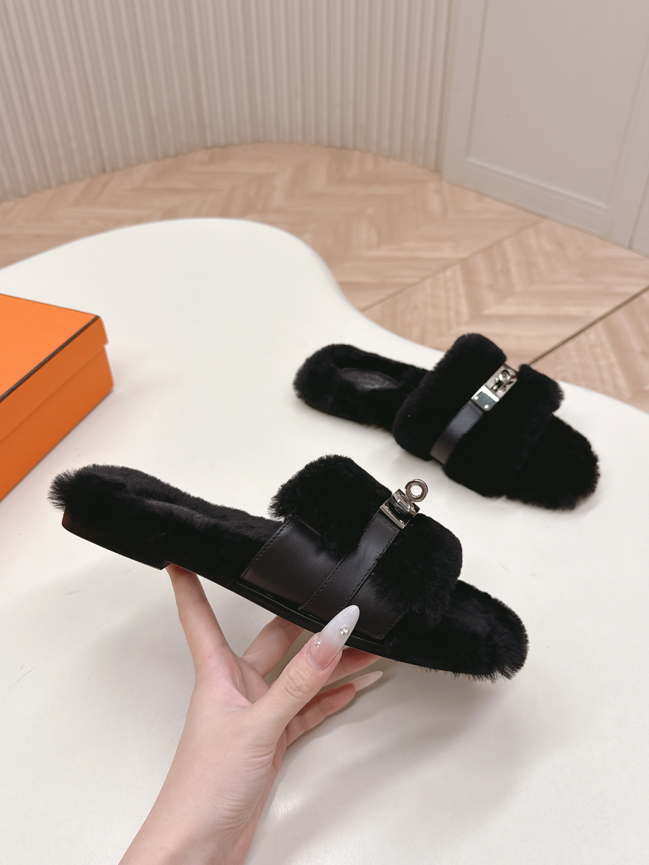 HM 25S ORAN SANDAL IN BLACK SHEARLING WITH SILVER HARDWARE、mysite、Cacoeks