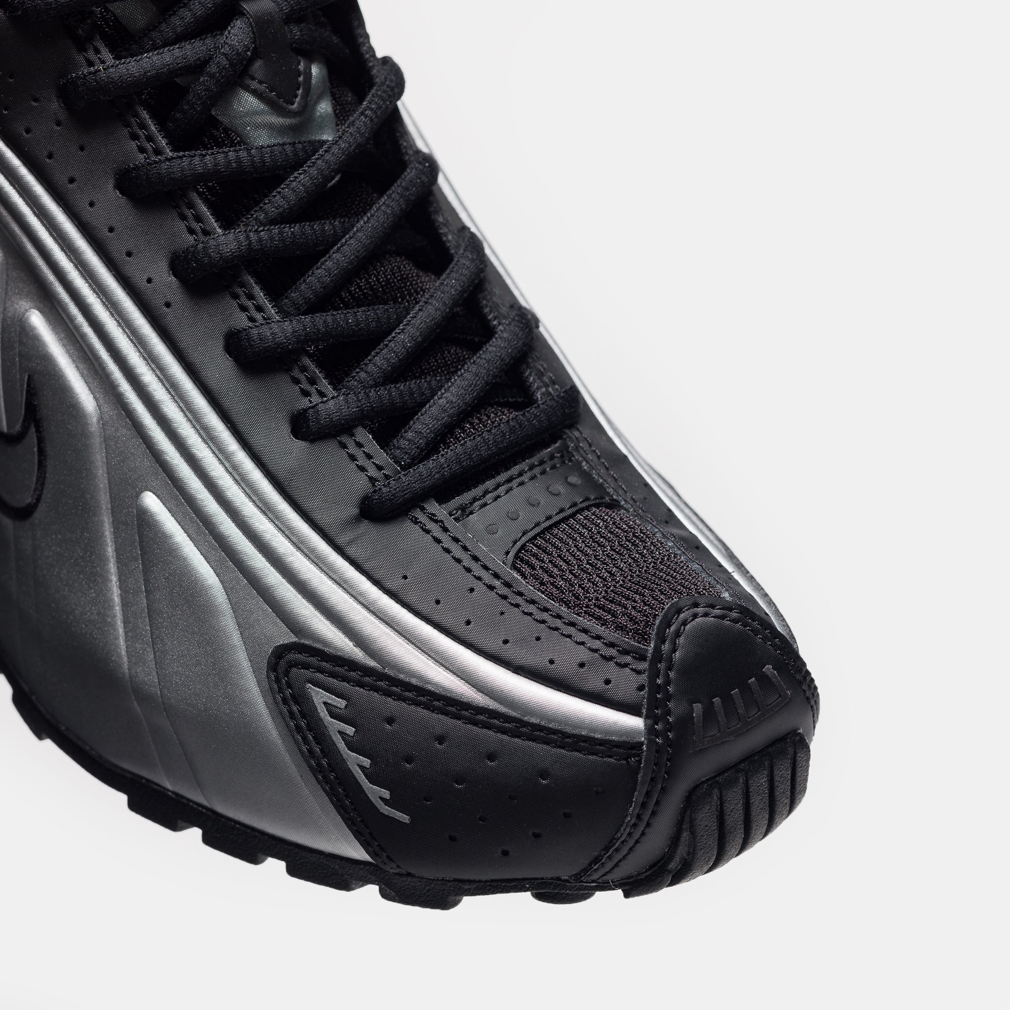 Shox R4 Sneaker in Metallic Silver/Black