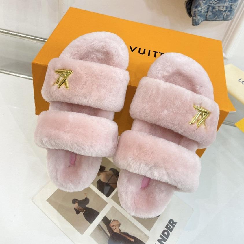 HALF MULE SLIPPERS IN LIGHT PINK FLEECE FEATURING METALLIC LOGO、mysite、Cacoeks