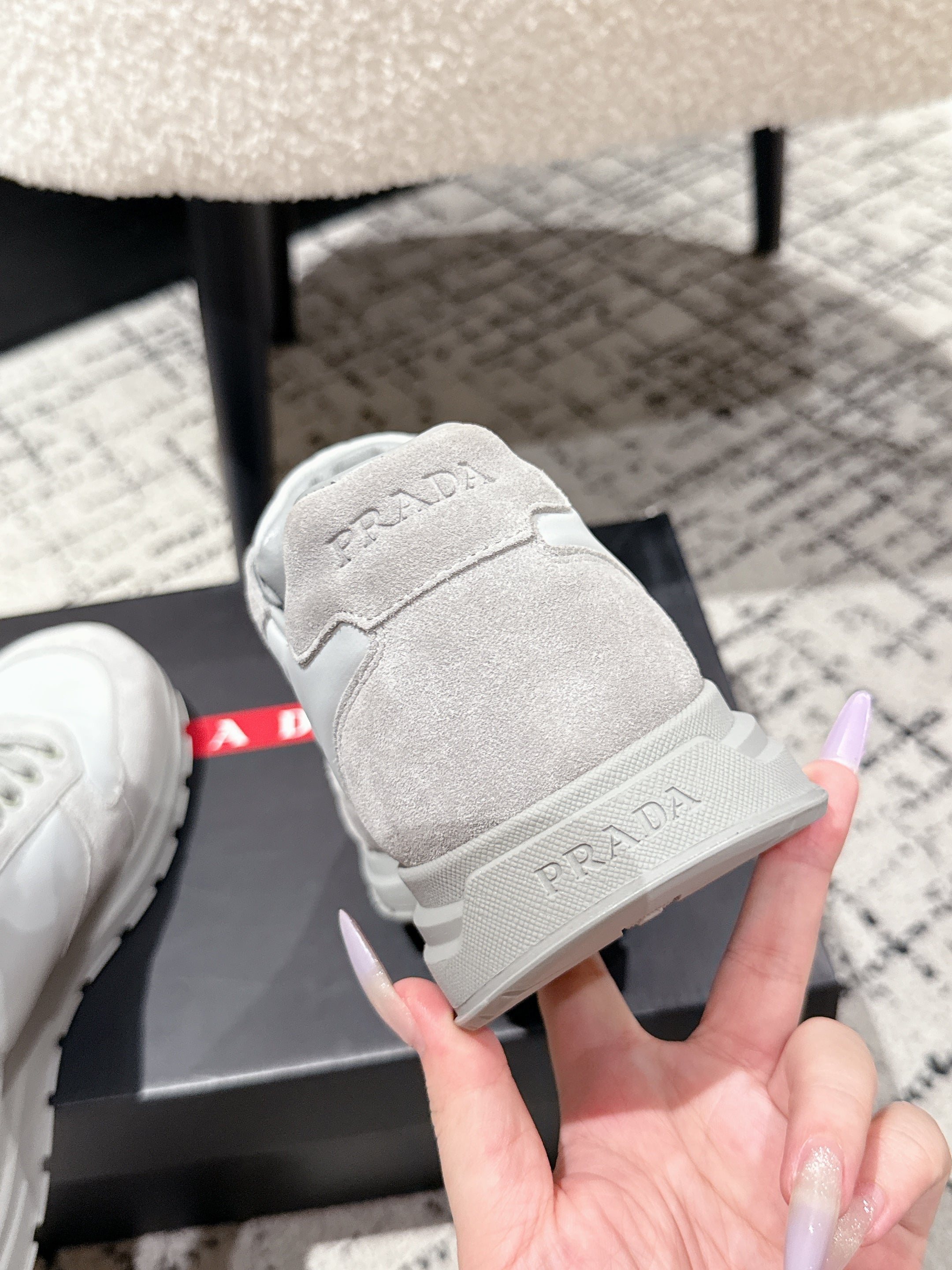 PRADA 25S MEN SNEAKERS LOGO IN WHITE AND LIGHT GRAY NUBUCK AND CANVAS、mysite、Cacoeks