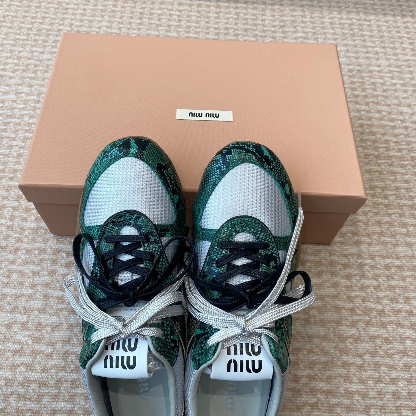 GYMNASIUM SNEAKER IN SILVER FABRIC AND DARK GREEN SNAKE EFFECT CALFSKIN、mysite、Cacoeks