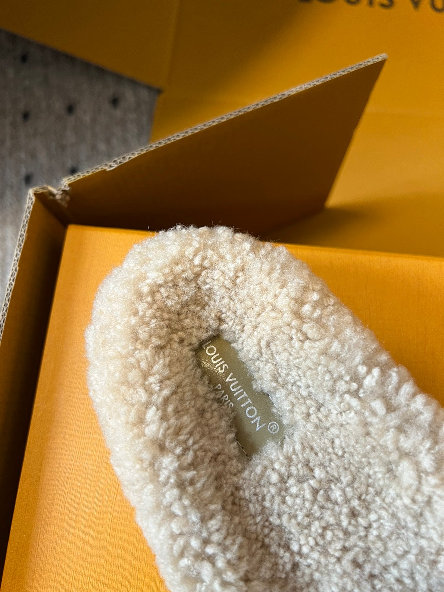 SLIPPER IN CAMEL BEIGE FLEECE WITH BRIGHT PINK LOGO、mysite、Cacoeks