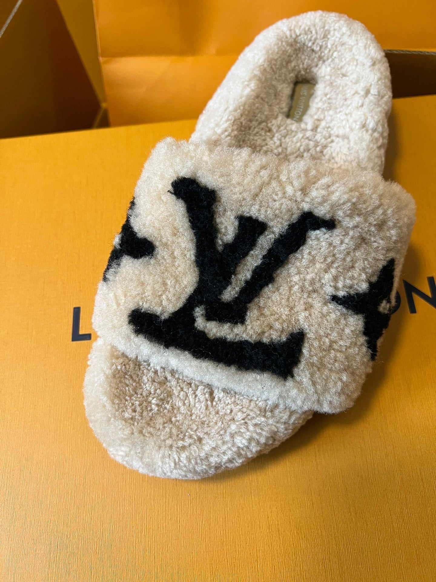 SLIPPER IN CAMEL BEIGE MIX BLACK FLEECE、mysite、Cacoeks