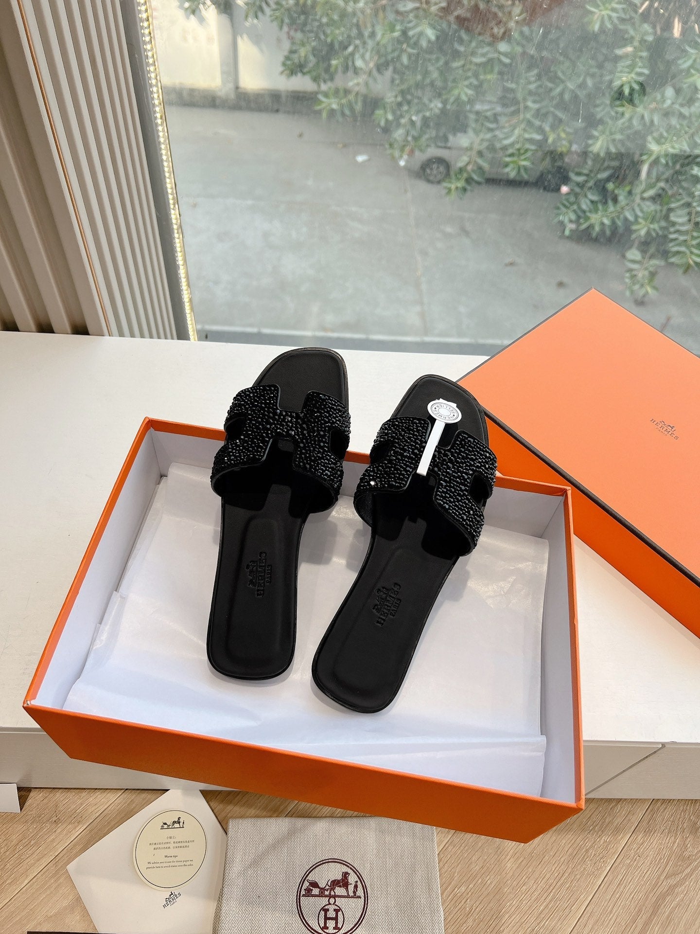 0RAN SLIDE IN BLACK CALFSKIN WITH CRYSTALS、mysite、Cacoeks