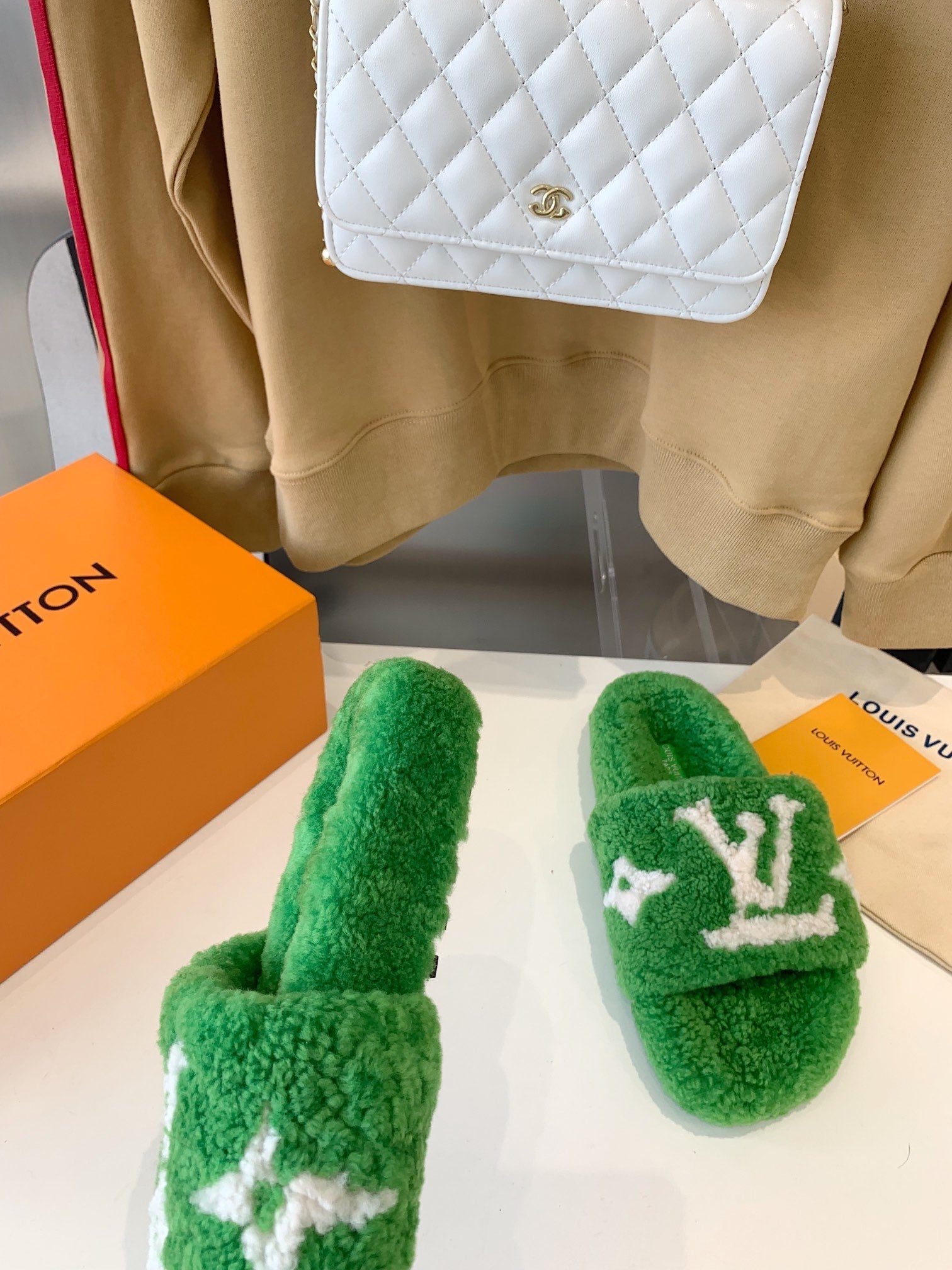 LV WOMEN'S PASEO FLAT SLIPPER IN GREEN FLEECE WITH WHITE LOGO、mysite、Cacoeks