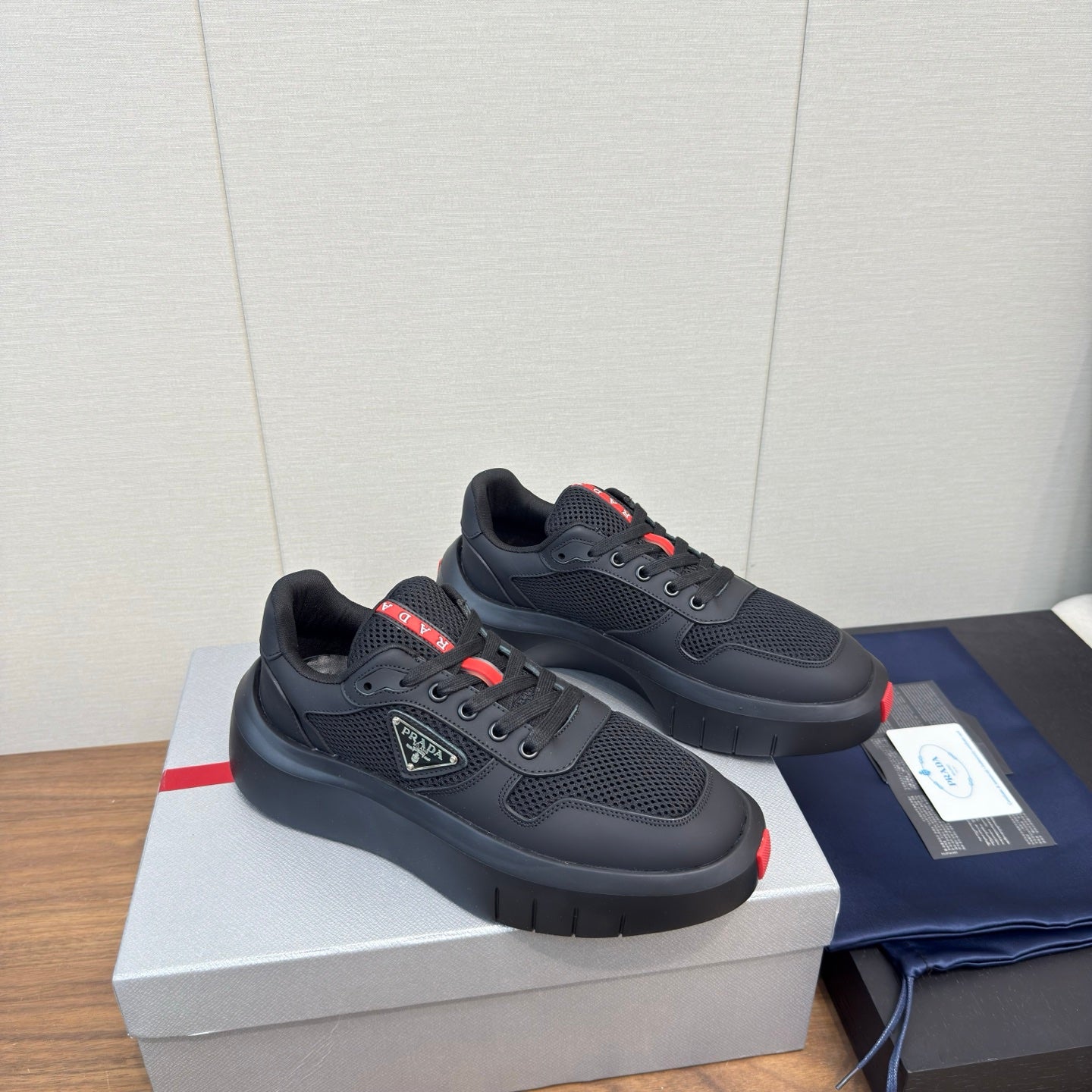 PRADA 25S SPORTY STYLE MEN SNEAKERS LOGO 45MM IN BLACK AND RED CALFSKIN、mysite、Cacoeks