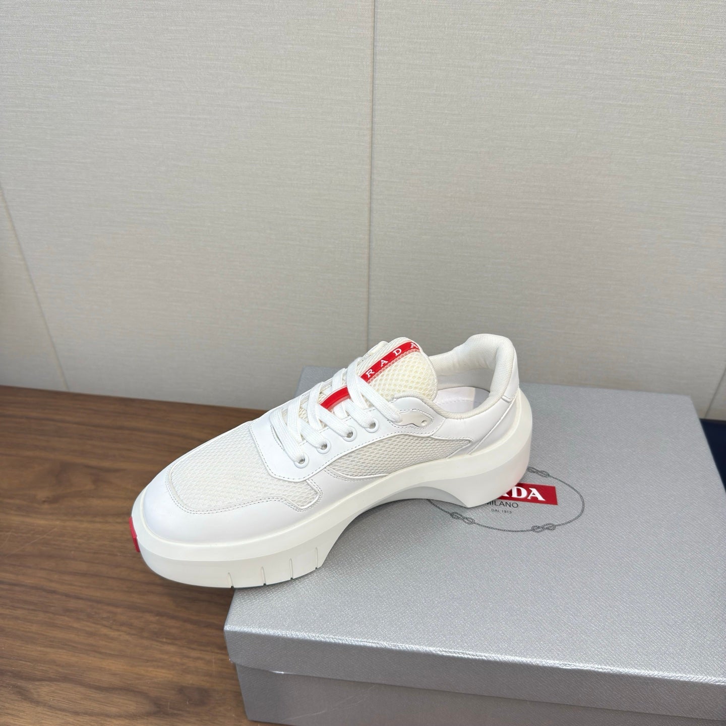 PRADA 25S SPORTY STYLE MEN SNEAKERS LOGO 45MM IN WHITE AND RED CALFSKIN、mysite、Cacoeks