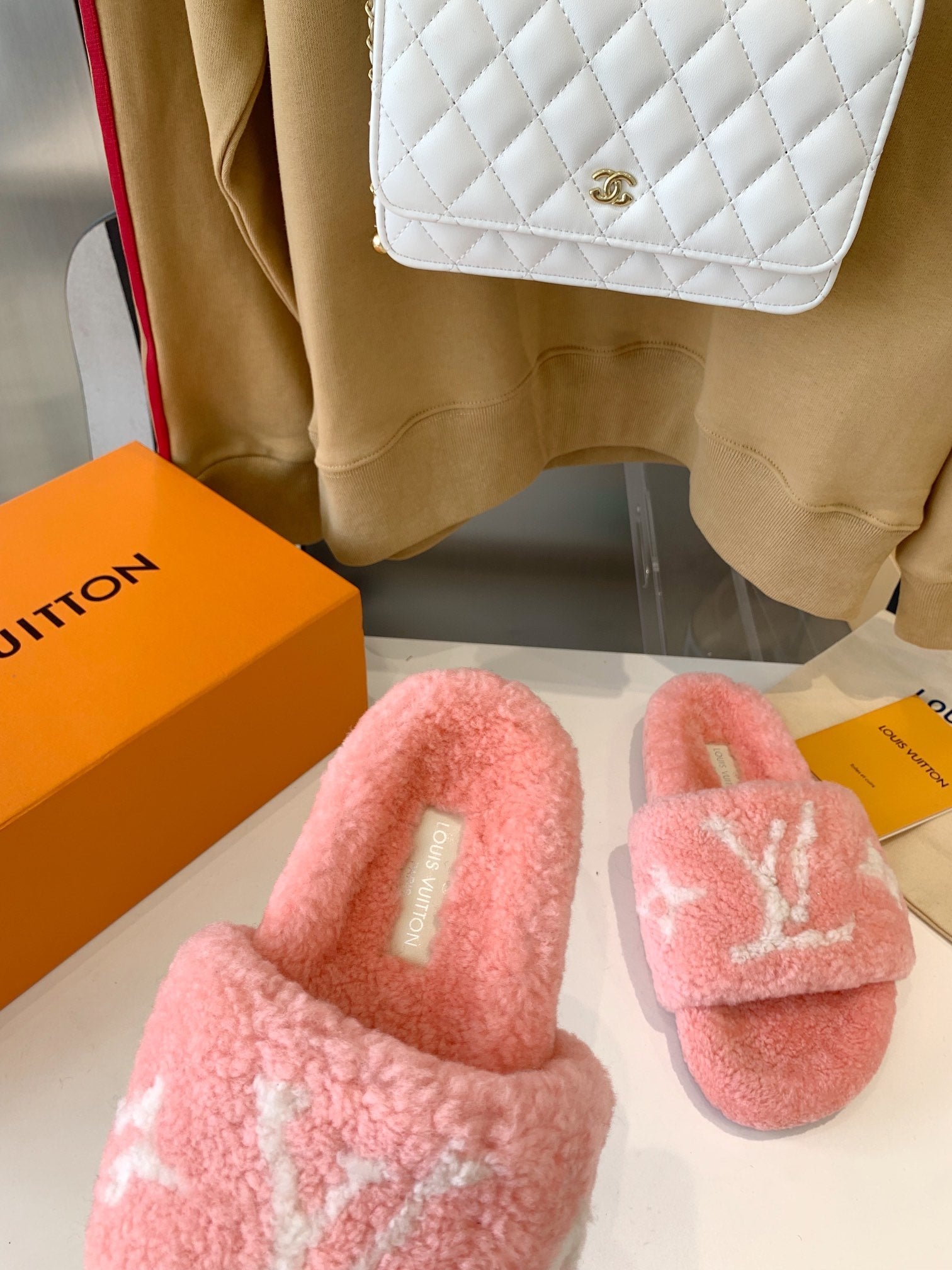 LV WOMEN'S PASEO FLAT SLIPPER IN LIGHT PINK FLEECE WITH WHITE LOGO、mysite、Cacoeks