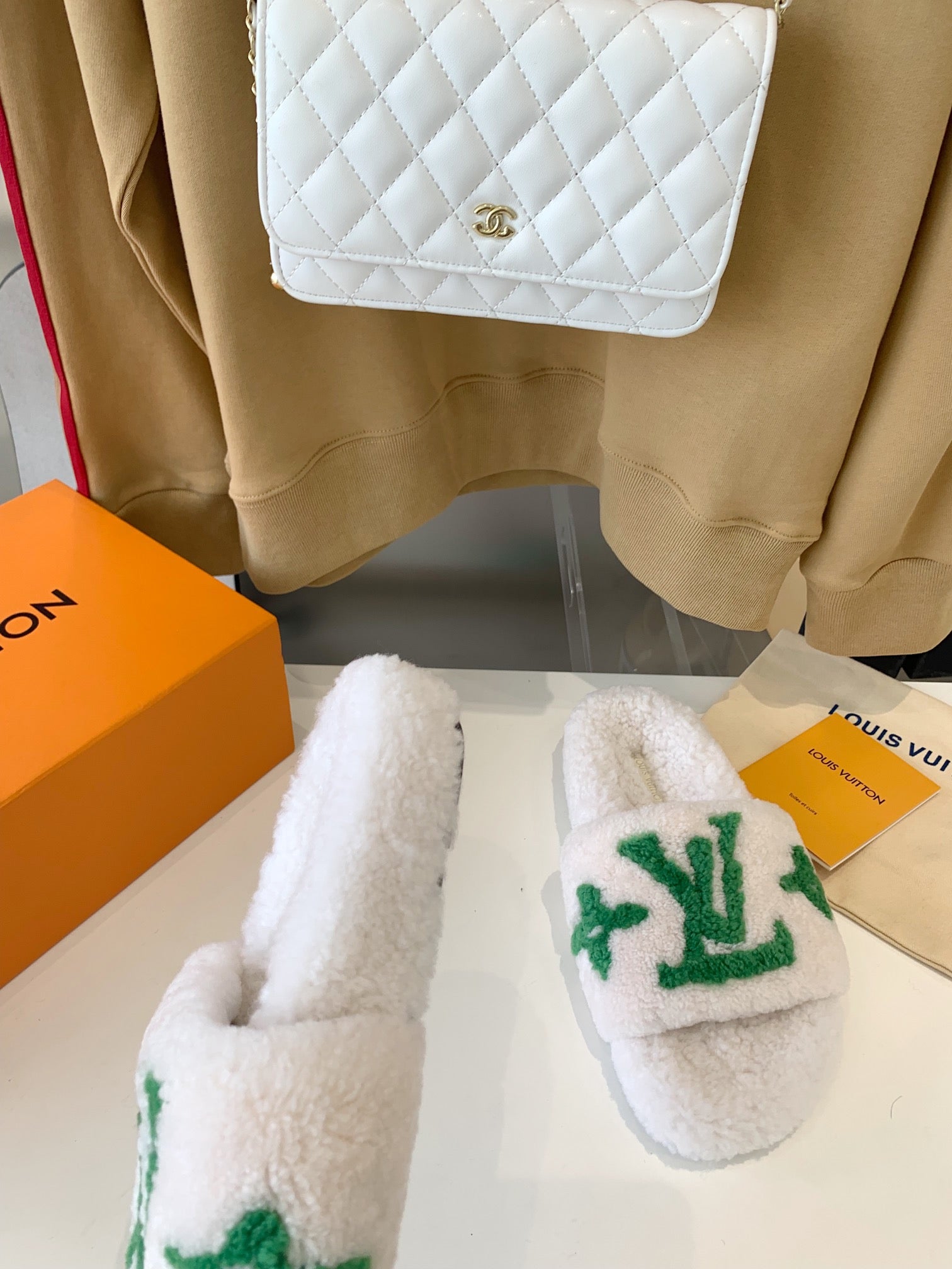LV WOMEN'S PASEO FLAT SLIPPER IN WHITE FLEECE WITH GREEN LOGO、mysite、Cacoeks