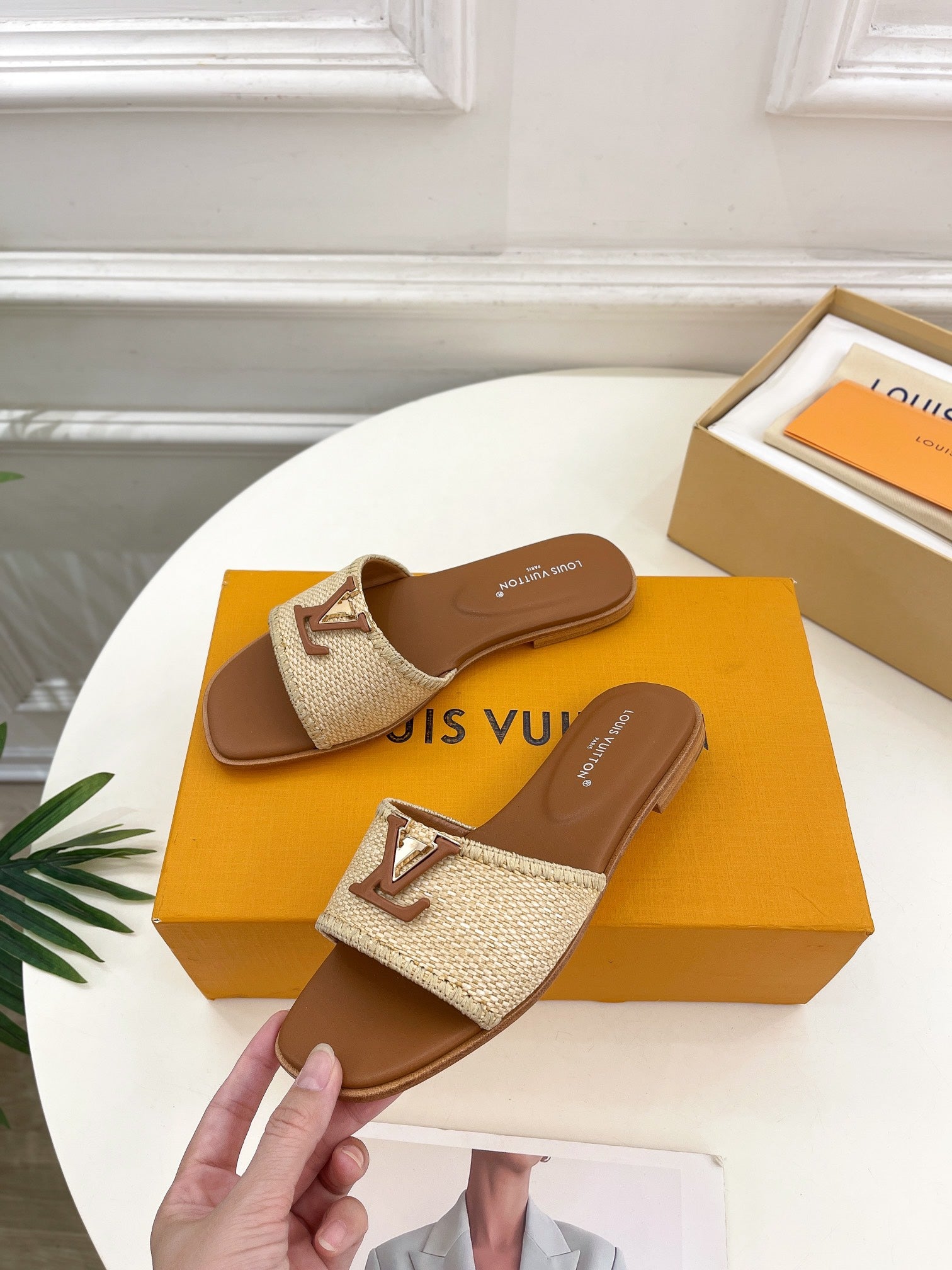 LV WOMEN CAPRI FLAT MULES IN CHOCOLATE BROWN LEATHER AND RAFFIA、mysite、Cacoeks
