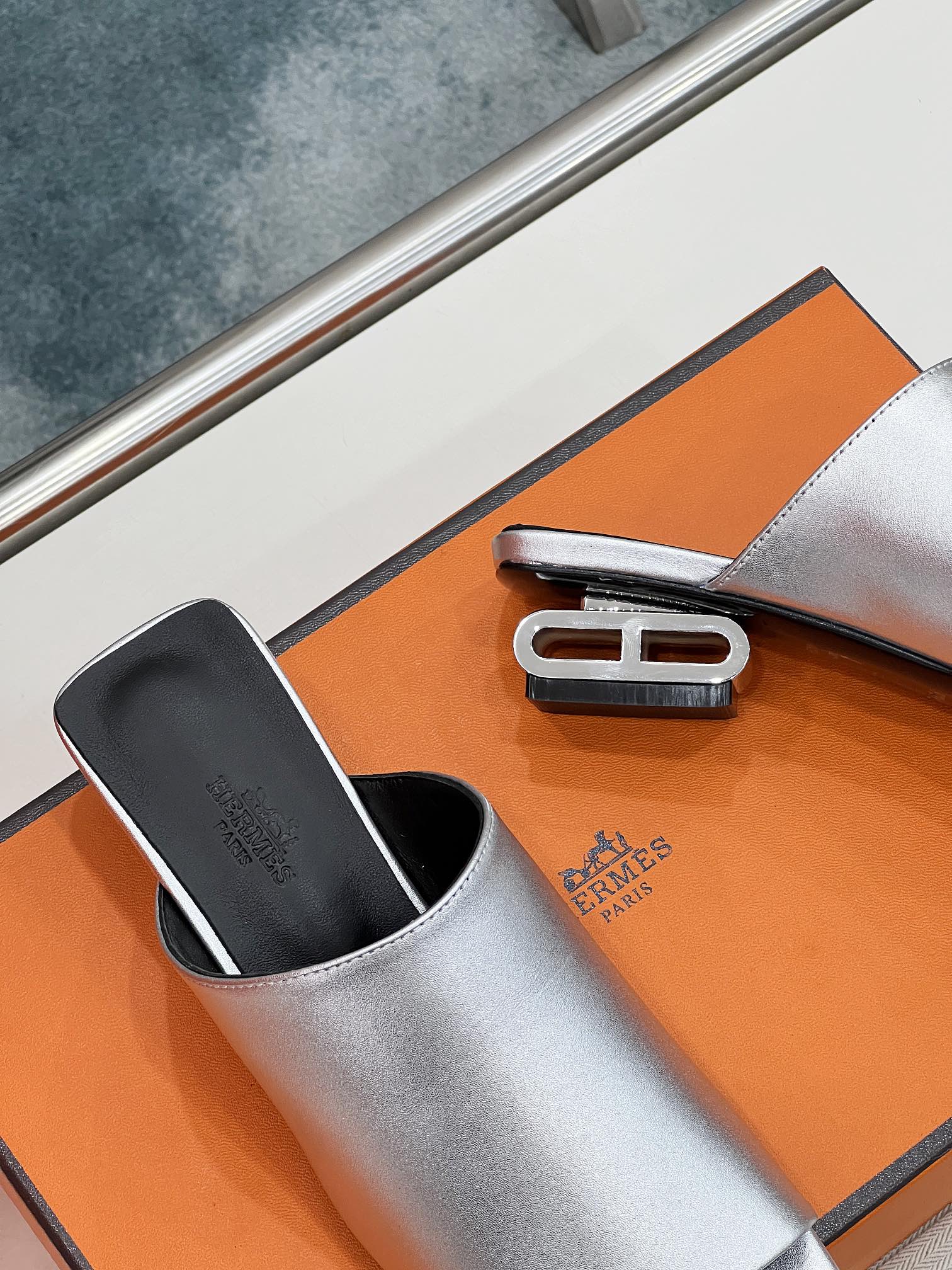 IDOLE SANDAL IN SILVER CALFSKIN、mysite、Cacoeks