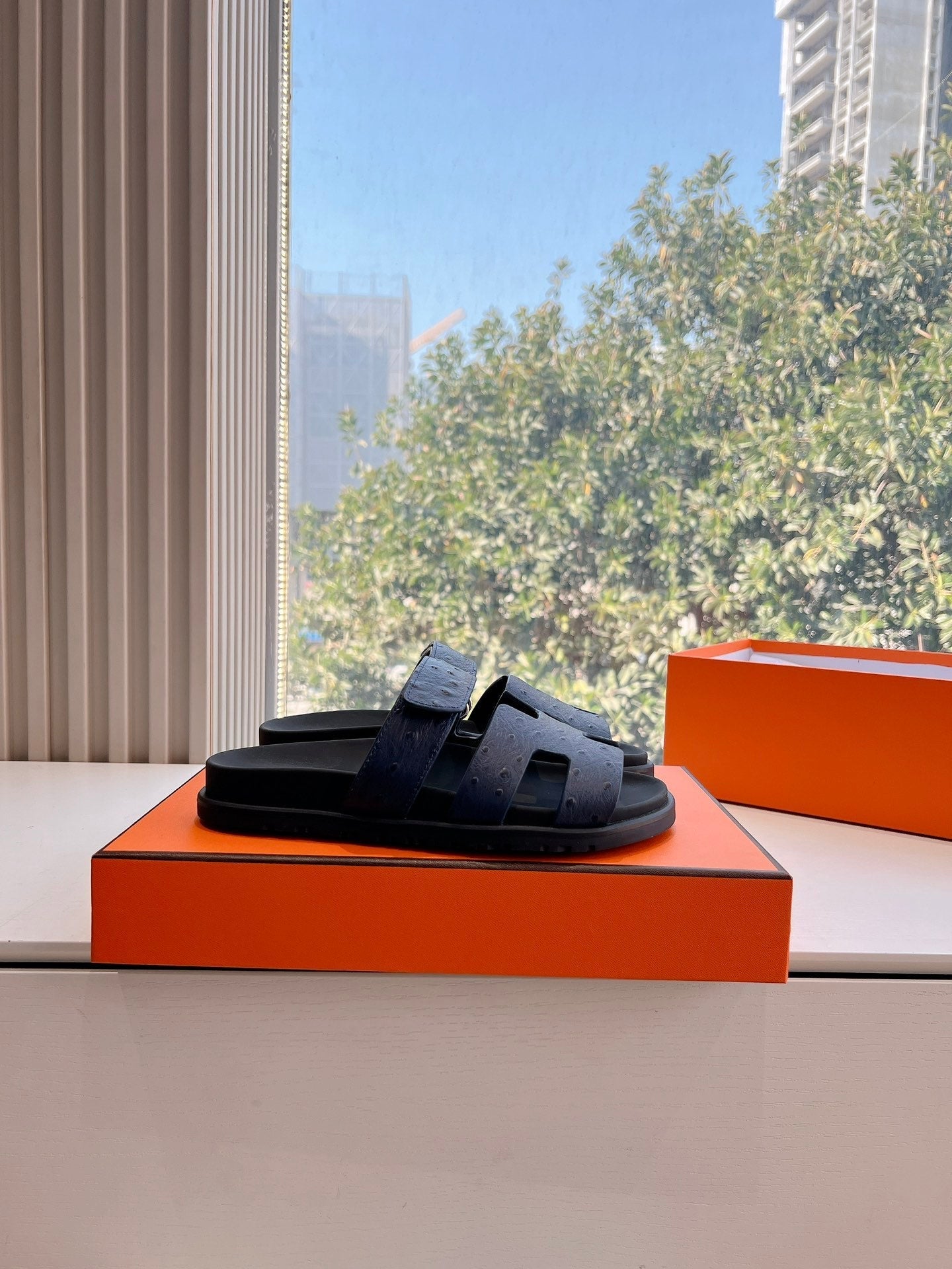 CHYPRE SANDAL IN NAVY BLUE GRAINED CALFSKIN、mysite、Cacoeks