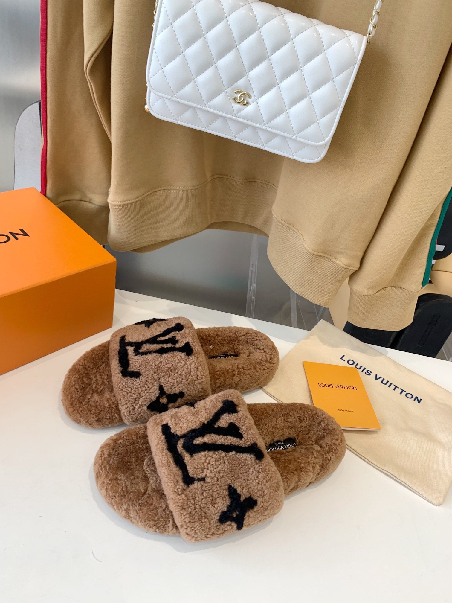 LV WOMEN'S PASEO FLAT SLIPPER IN CARAMEL BROWN FLEECE WITH BLACK LOGO、mysite、Cacoeks