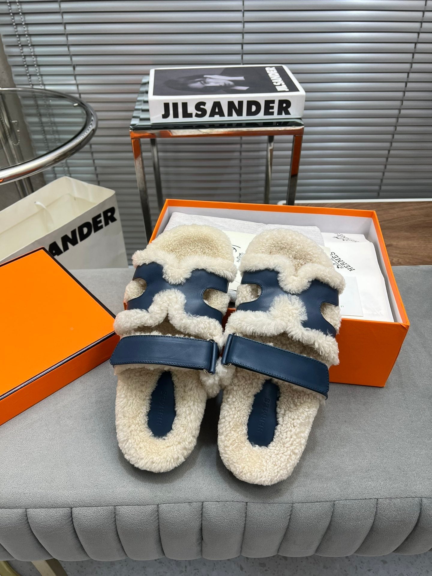 CHYPRE SLIPPERS IN BEIGE LAMB WOOL AND CLASSIC BLUE CALFSKIN、mysite、Cacoeks