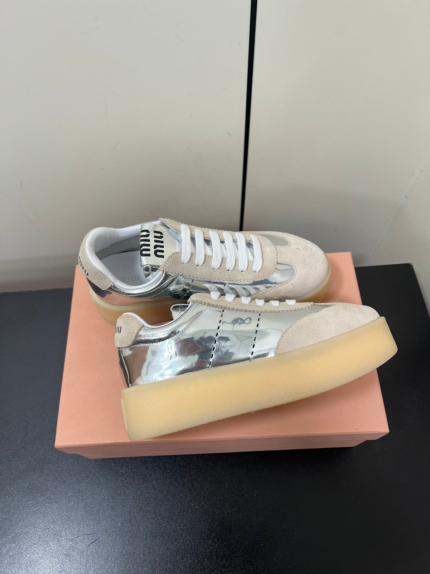 THICK-SOLED RETRO SNEAKERS IN SILVER METALLIC LAMBSKIN AND BEIGE SUEDE、mysite、Cacoeks