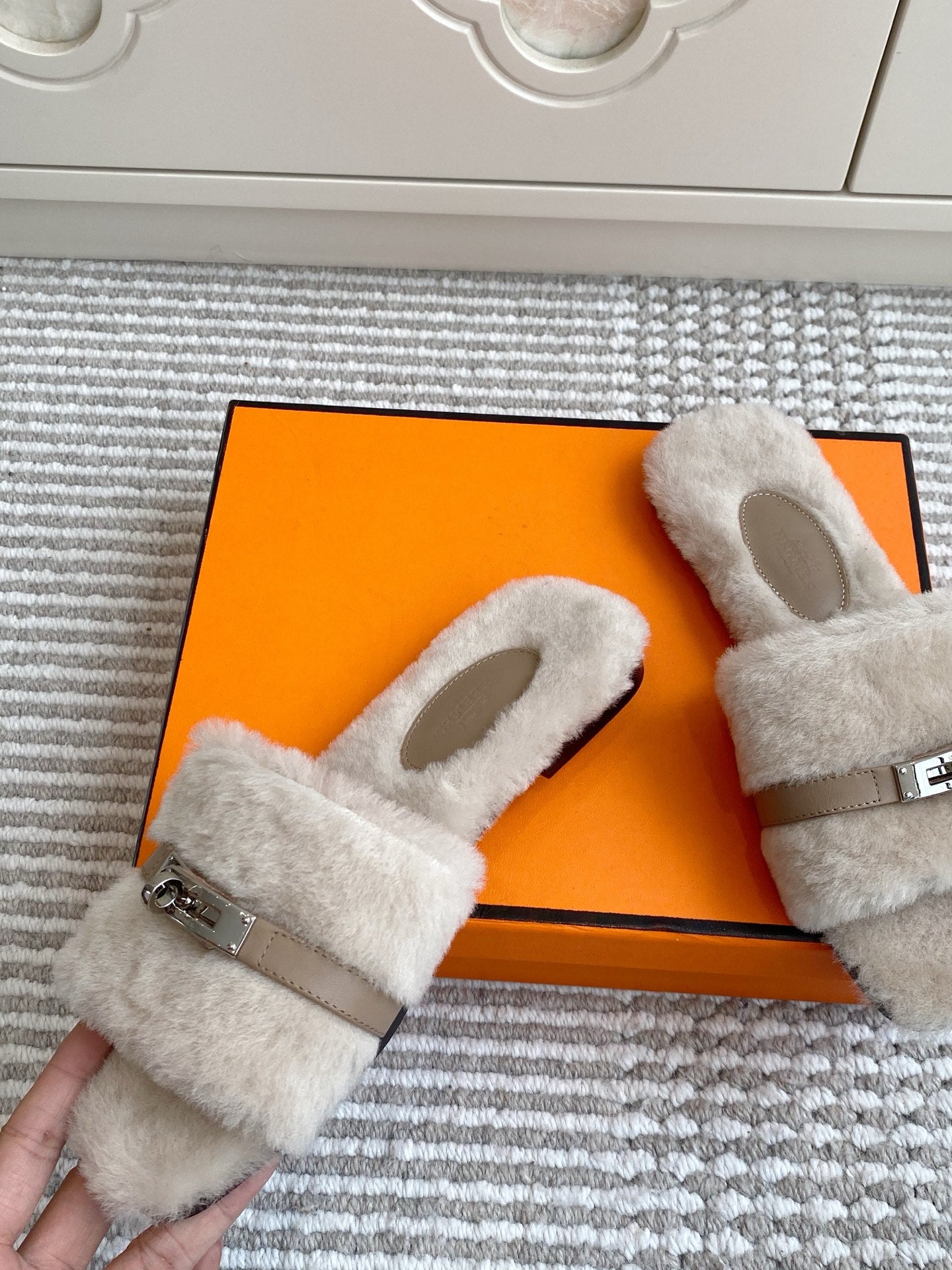 HM 25S GIULIA SANDAL IN PALE BEIGE GRAY SHEARLING WITH SILVER HARDWARE、mysite、Cacoeks