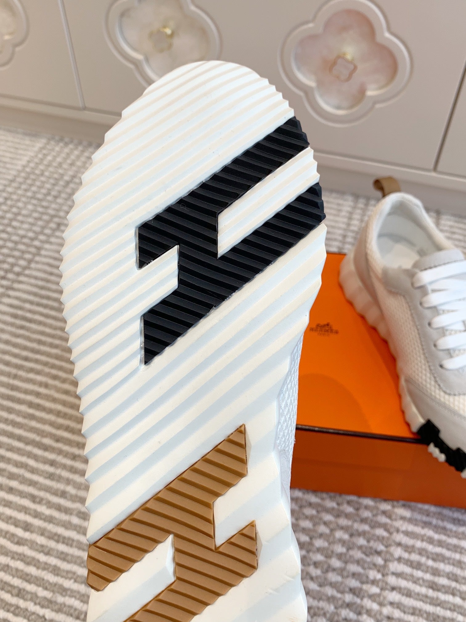 BOUNCING SNEAKER IN WHITE GRAPHIC MESH AND PASTEL GRAY SUEDE、mysite、Cacoeks