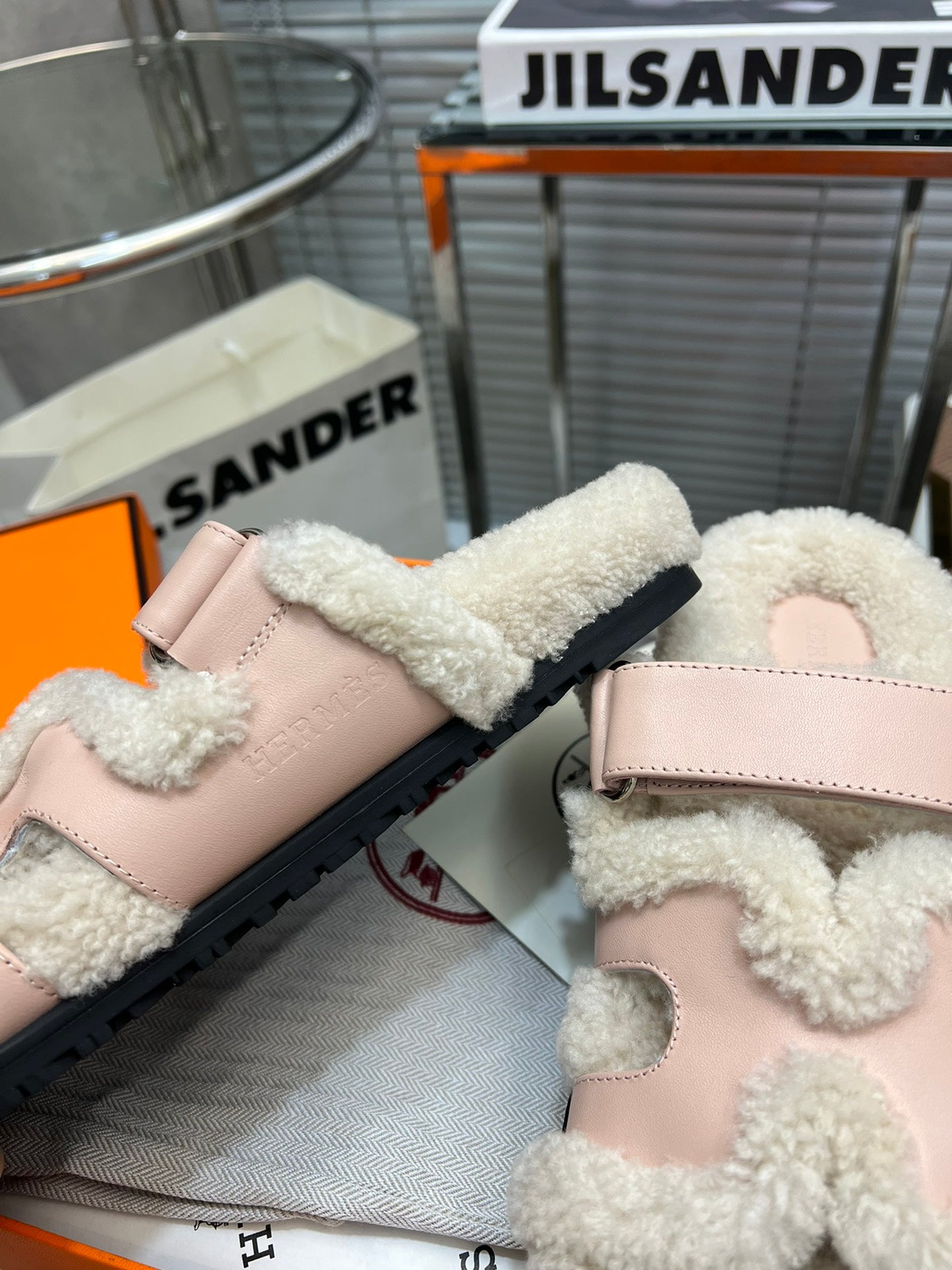 CHYPRE SLIPPERS IN BEIGE LAMB WOOL AND BABY PINK CALFSKIN、mysite、Cacoeks